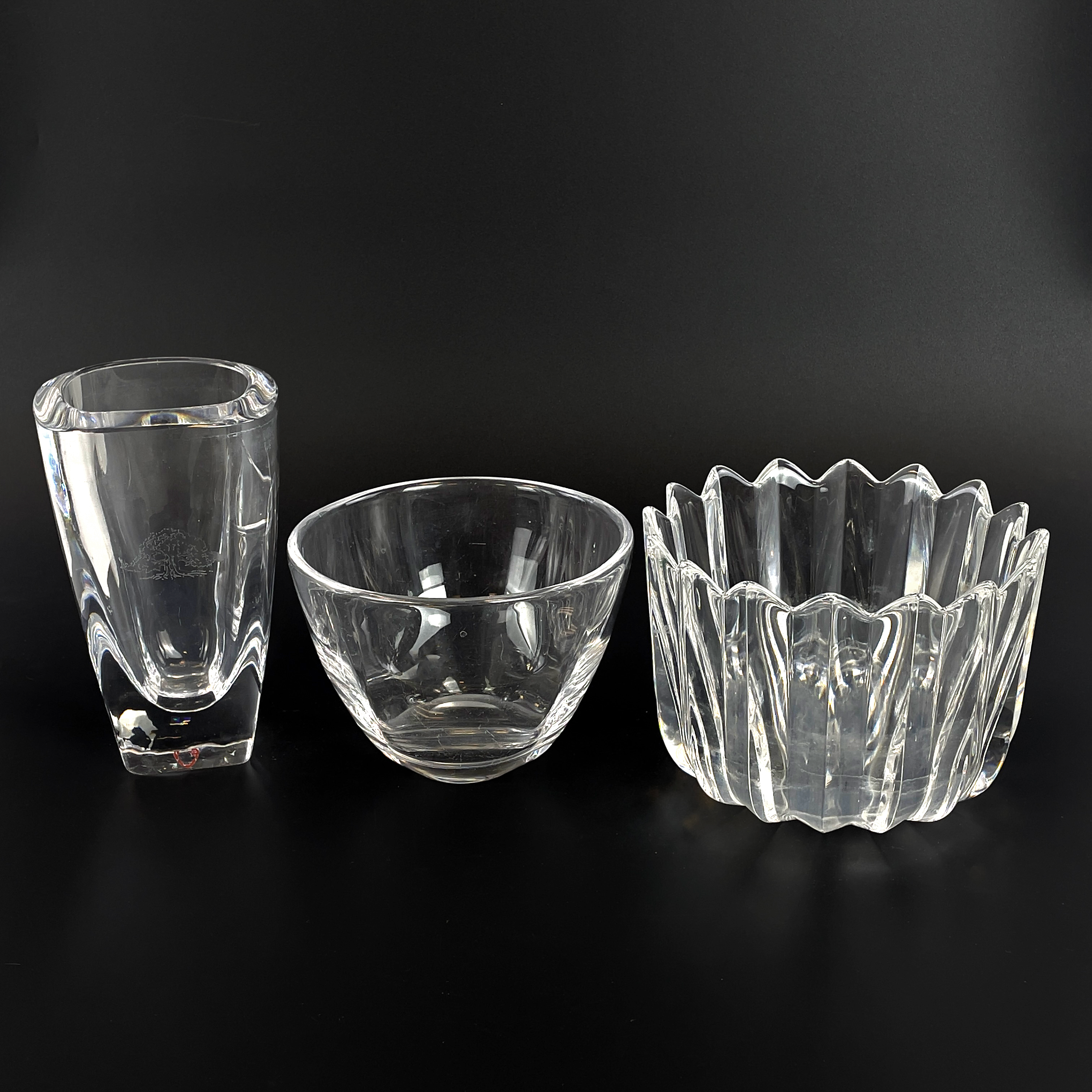 SKÅLAR samt VAS, 3 delar, glas, bl a "Fleur", Jan Johansson, Orrefors.