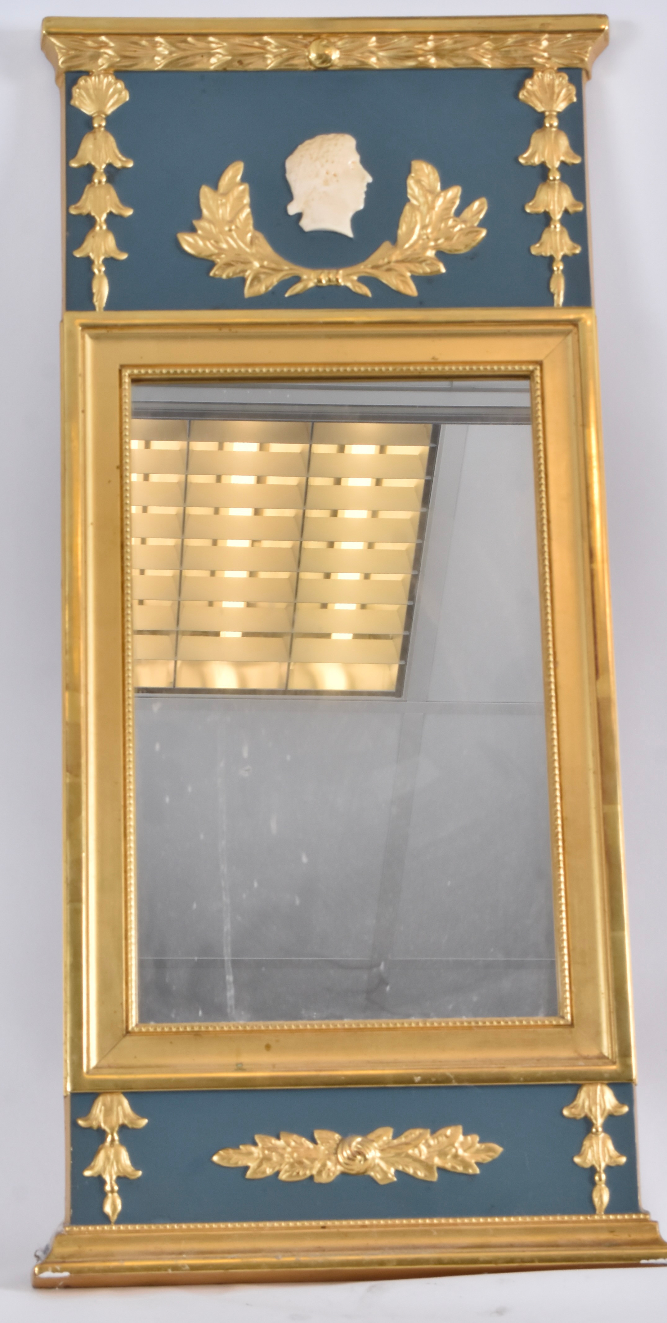 VÄGGSPEGEL, bronserat och bemålat trä och stuck.