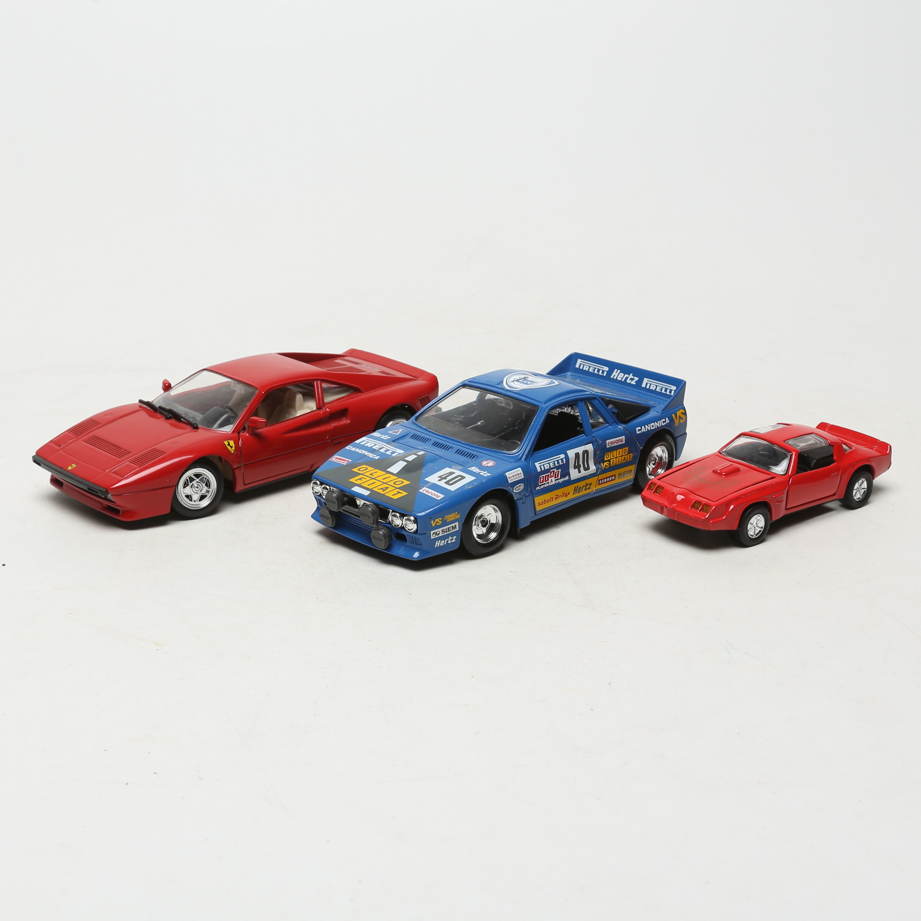 MODELLBILAR, 3 st, Lancia, Ferrari och Pontiac.
