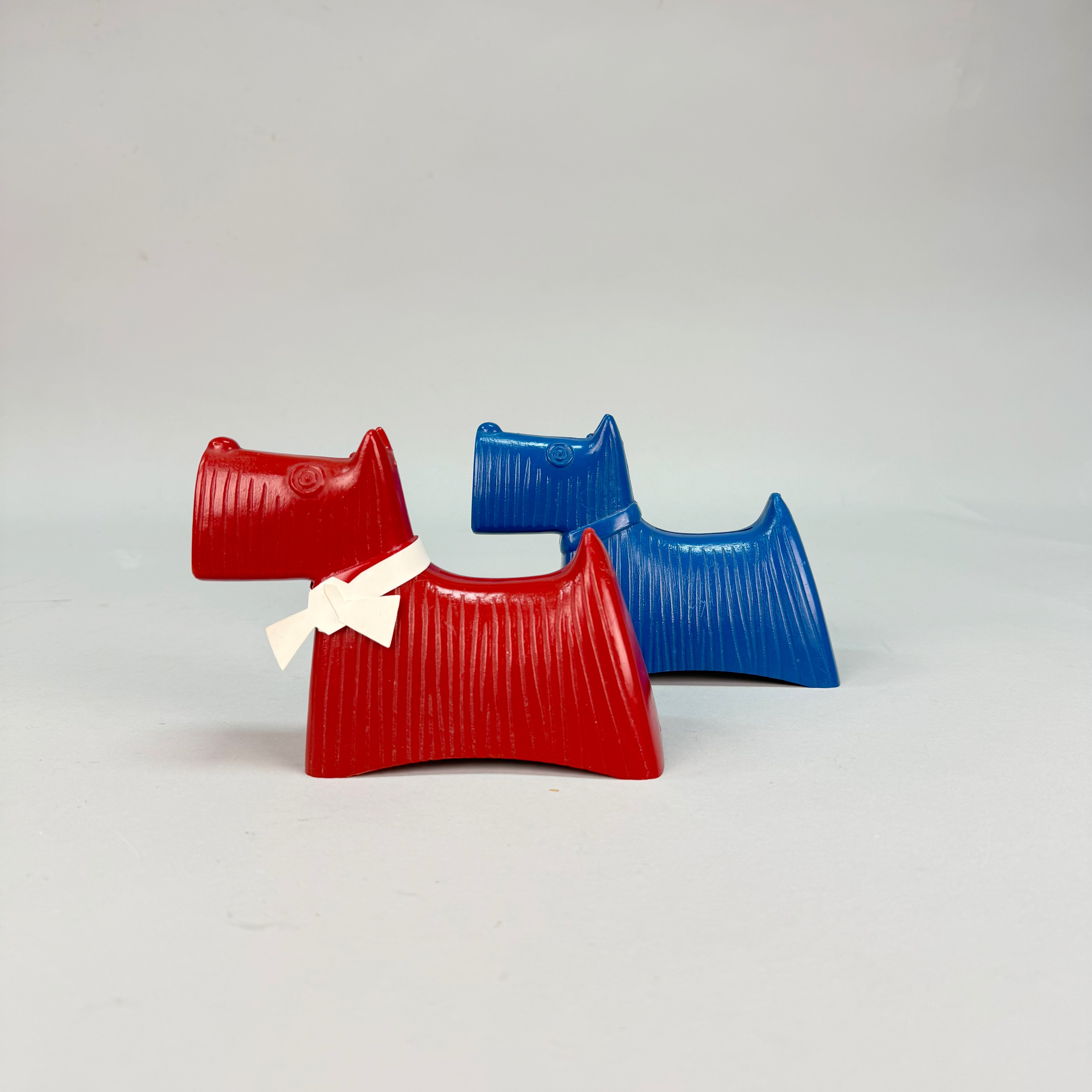 STIG LINDBERG. Sparbössa, 2 stycken, plast, "Skotten", Handelsbanken.