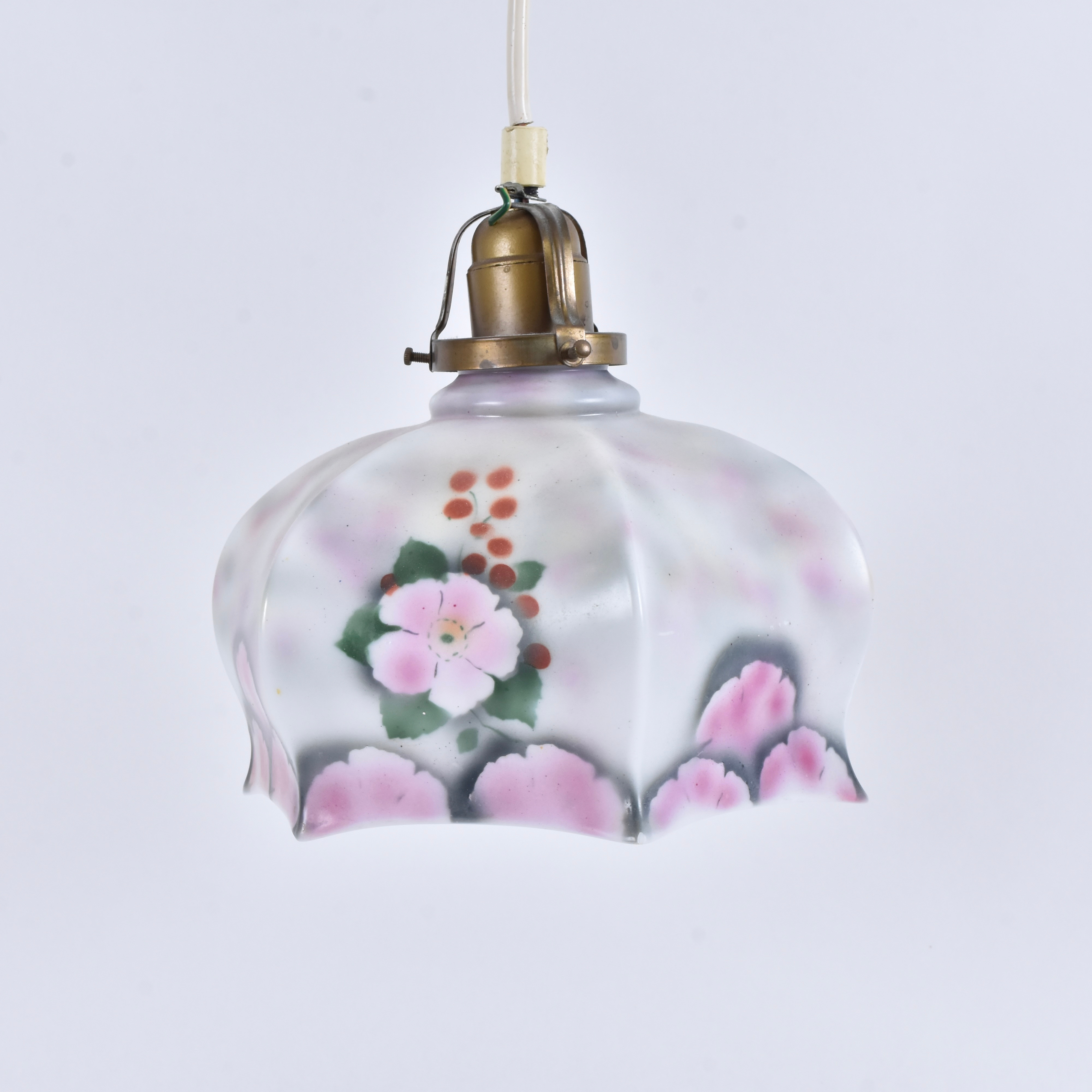 HALLAMPA, vitopakt glas med mässingsmontage.