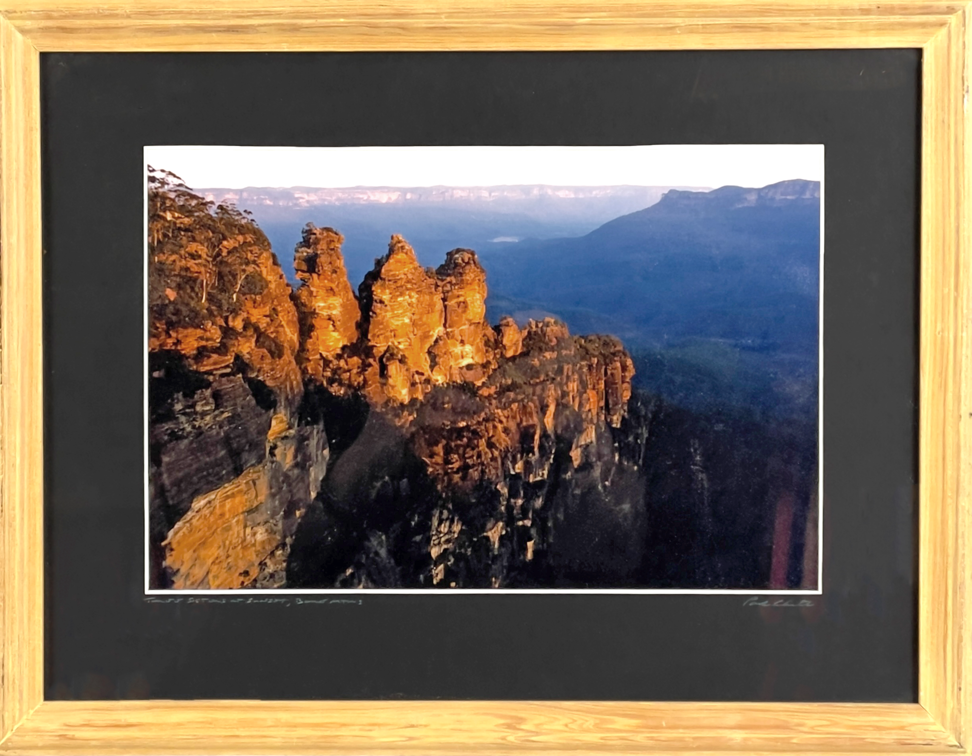 OIDENTIFIERAD KONSTNÄR. Fotografi, "Three Sisters at sunset", signerad.