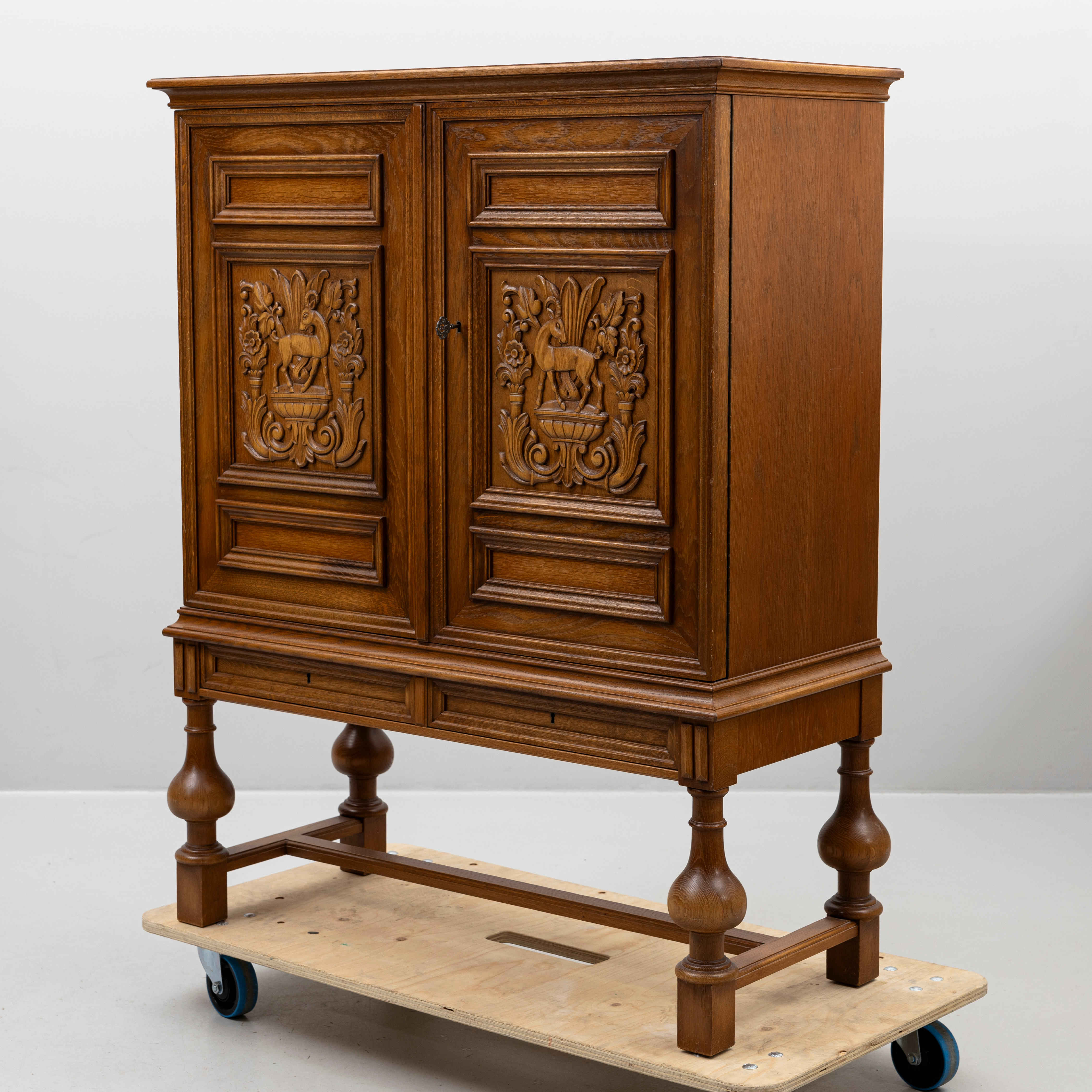 SKÅP, ek, Eugén Höglunds Bildhuggeriverksatd, 1900-talets mitt.