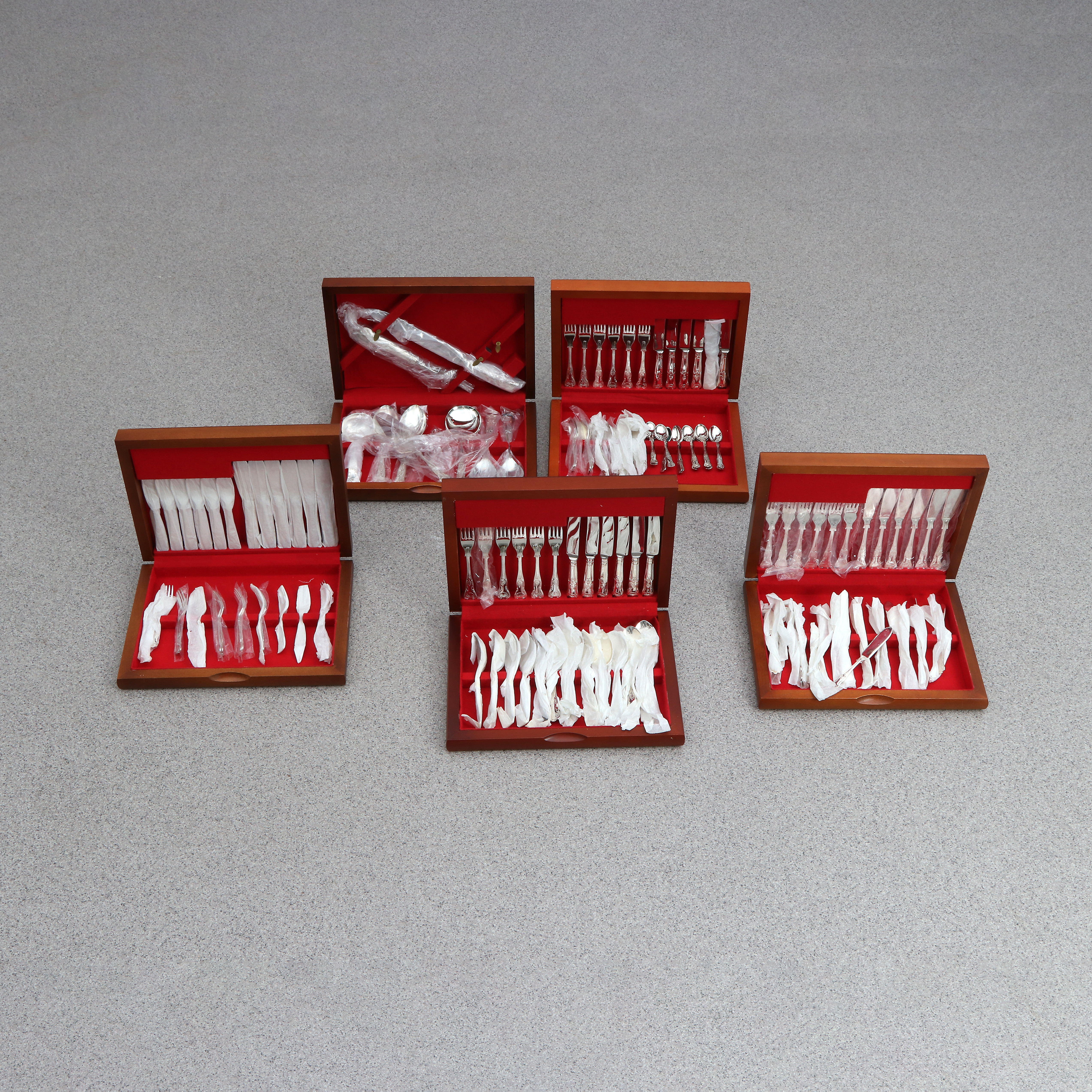 BESTICKUPPSÄTTNING, 118 DELAR. Nysilver. "Silvia", Förlagshuset Fyris. Tillverkade i Sheffield, England. I 5 träschatull. Samtida tillverkning.