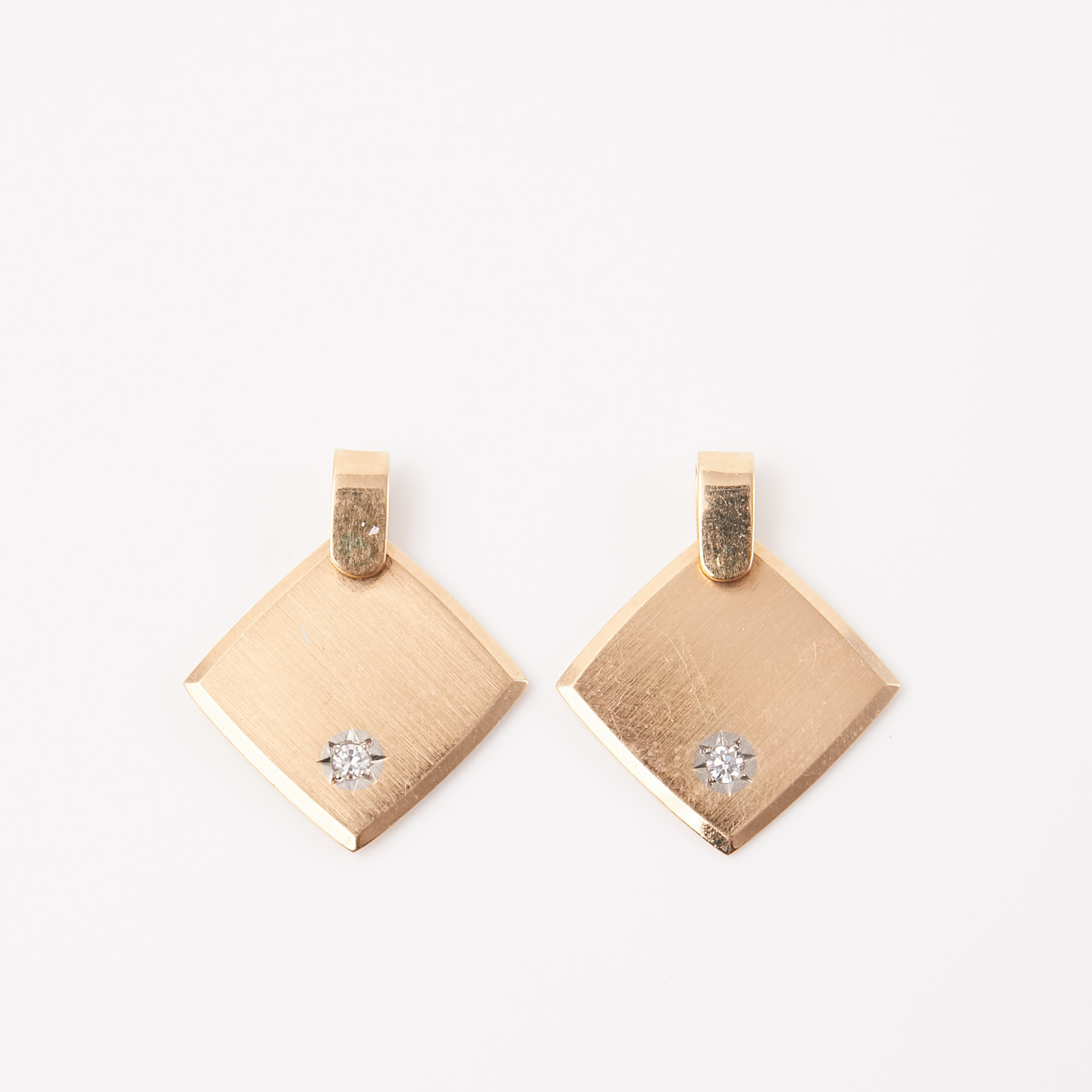 HÄNGEN, 2 st, 18 k guld, satinerade, vardera hänge med 1 briljantslipad diamant, totalt ca 0,06 ct, LKP, Jönköping, 2000-tal.