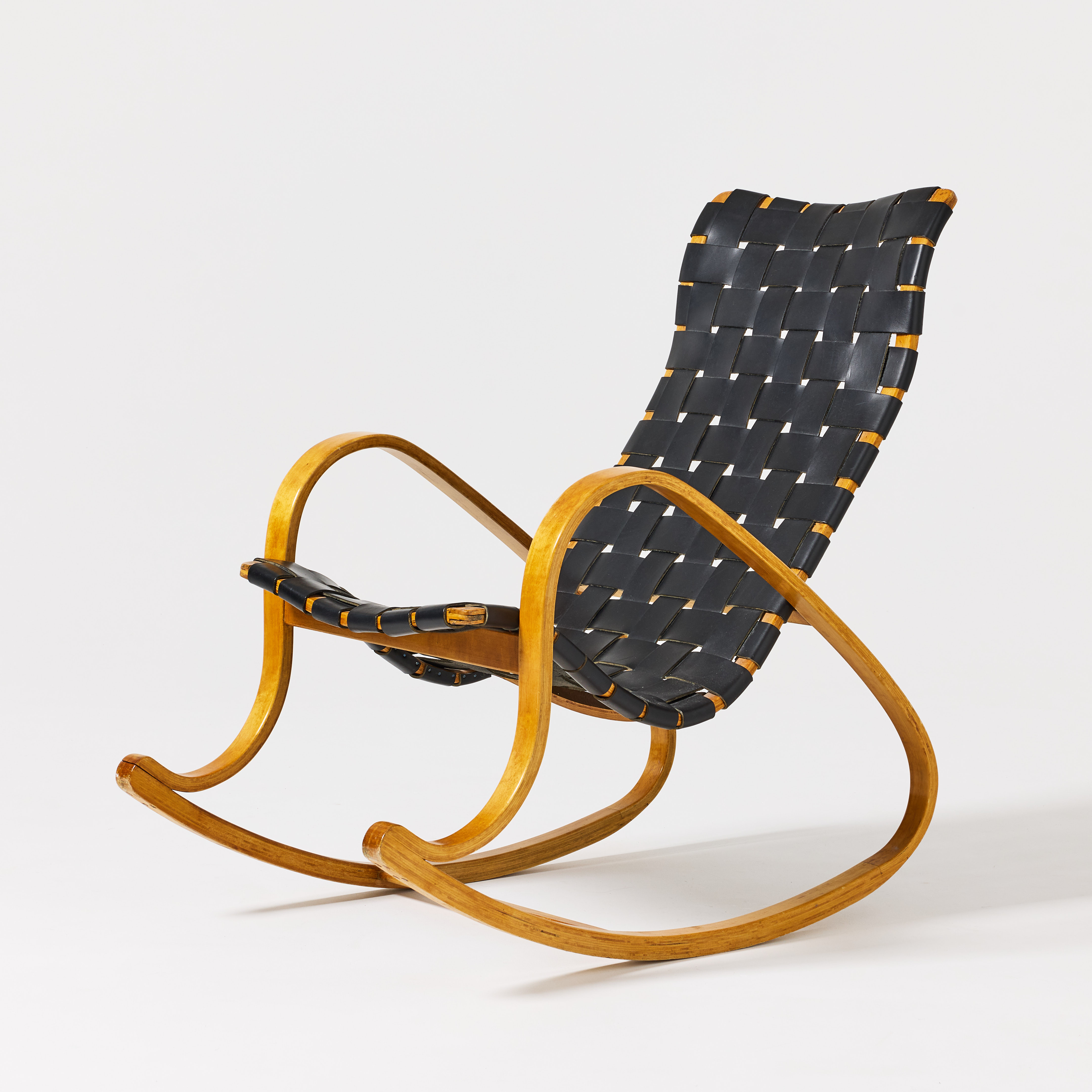 KARL YNGVE HÅKANSSON. Gungstol, 1940-tal, Väsby Möbel-& Inredningsfabrik, skiktlimmad och formpressad björk, sits i flätat svart läder.