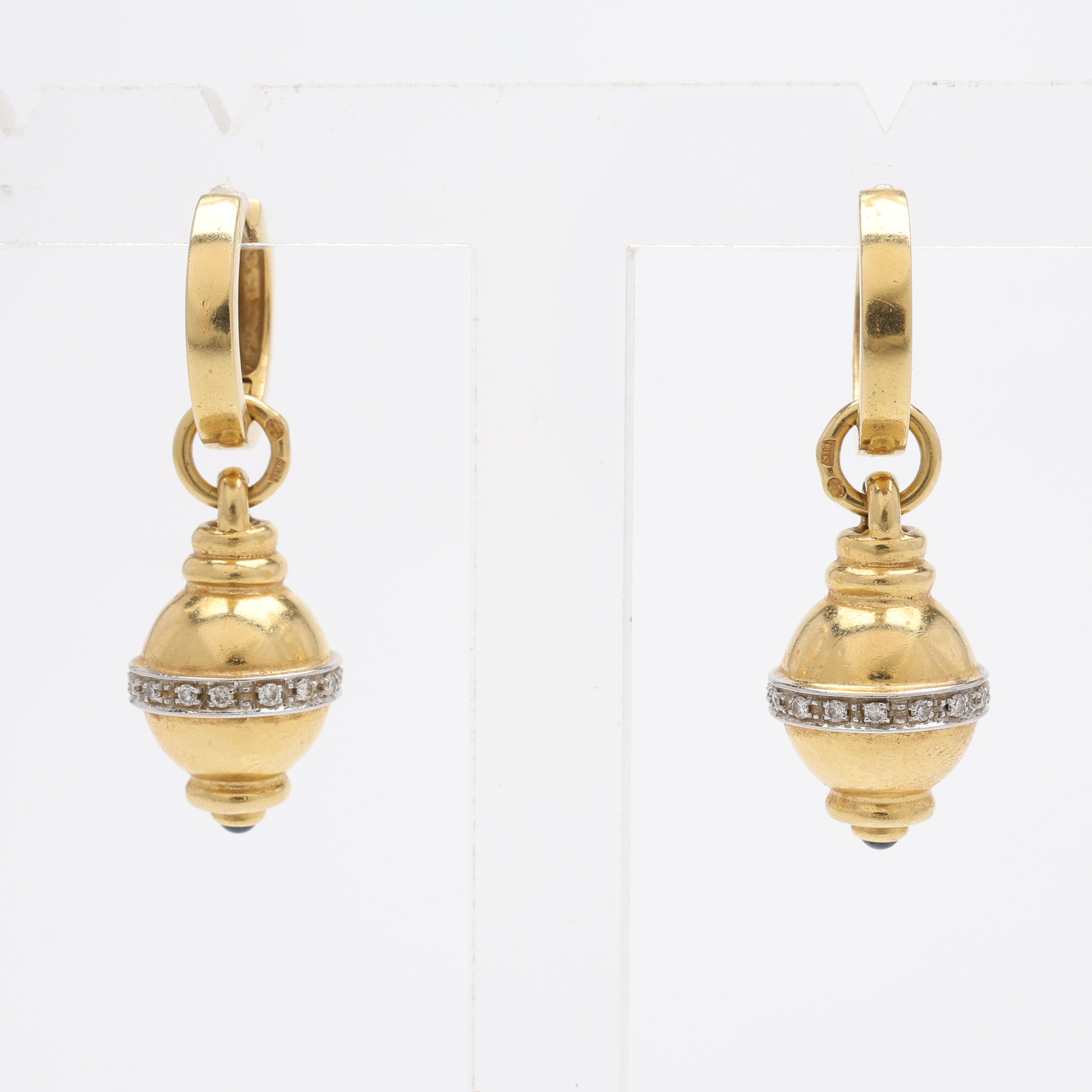 ÖRHÄNGEN, ETT PAR, 18K GULD MED SMÅ DIAMANTER, TOTAL VIKT CA 16,8 GRAM.