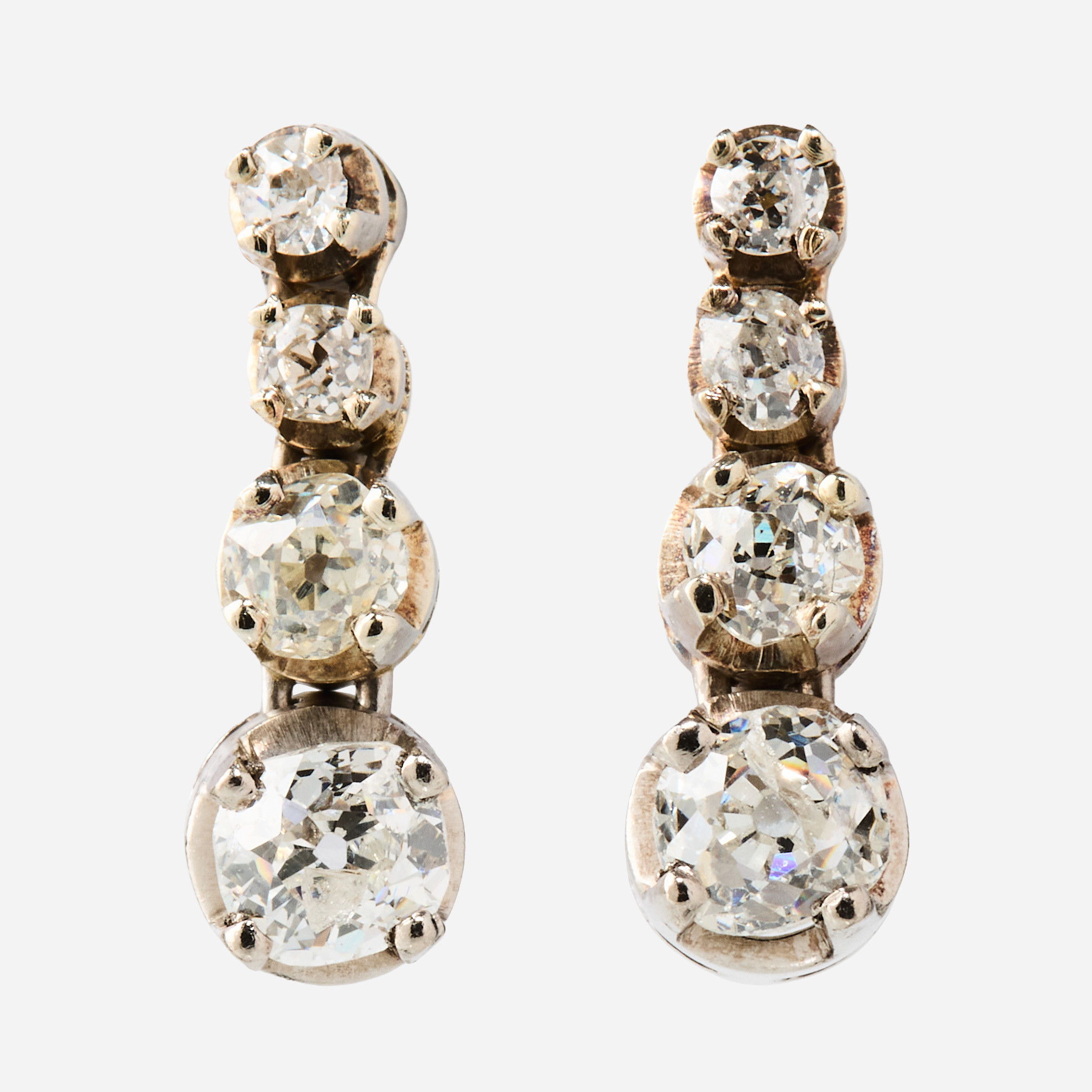 ÖRHÄNGEN, ett par, 18K vitguld med diamanter.