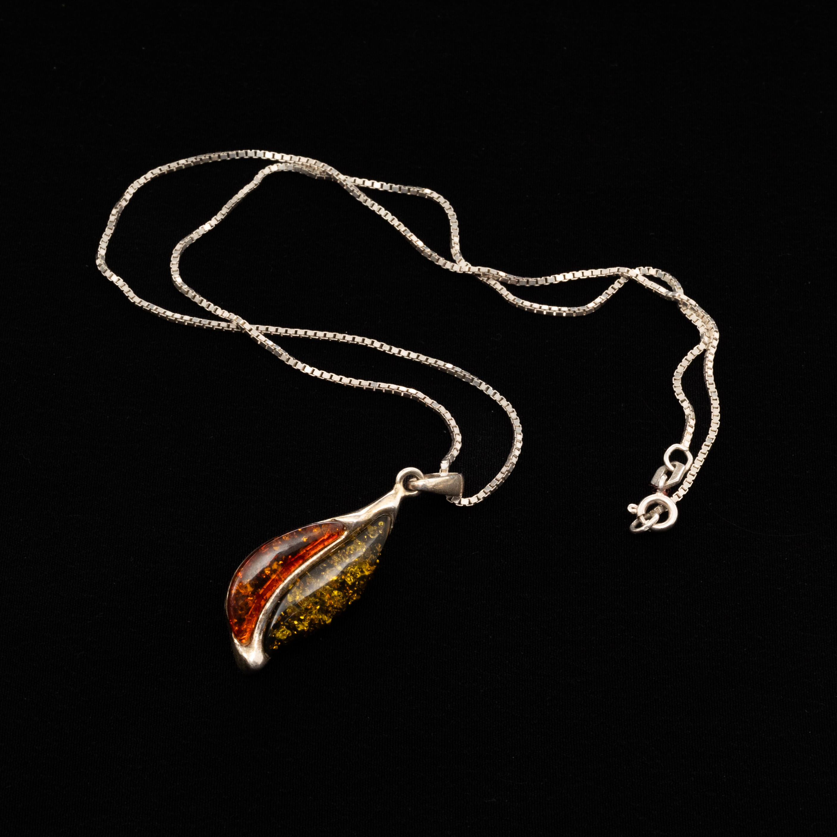COLLIER, Sterlingsilver, Bärnsten.