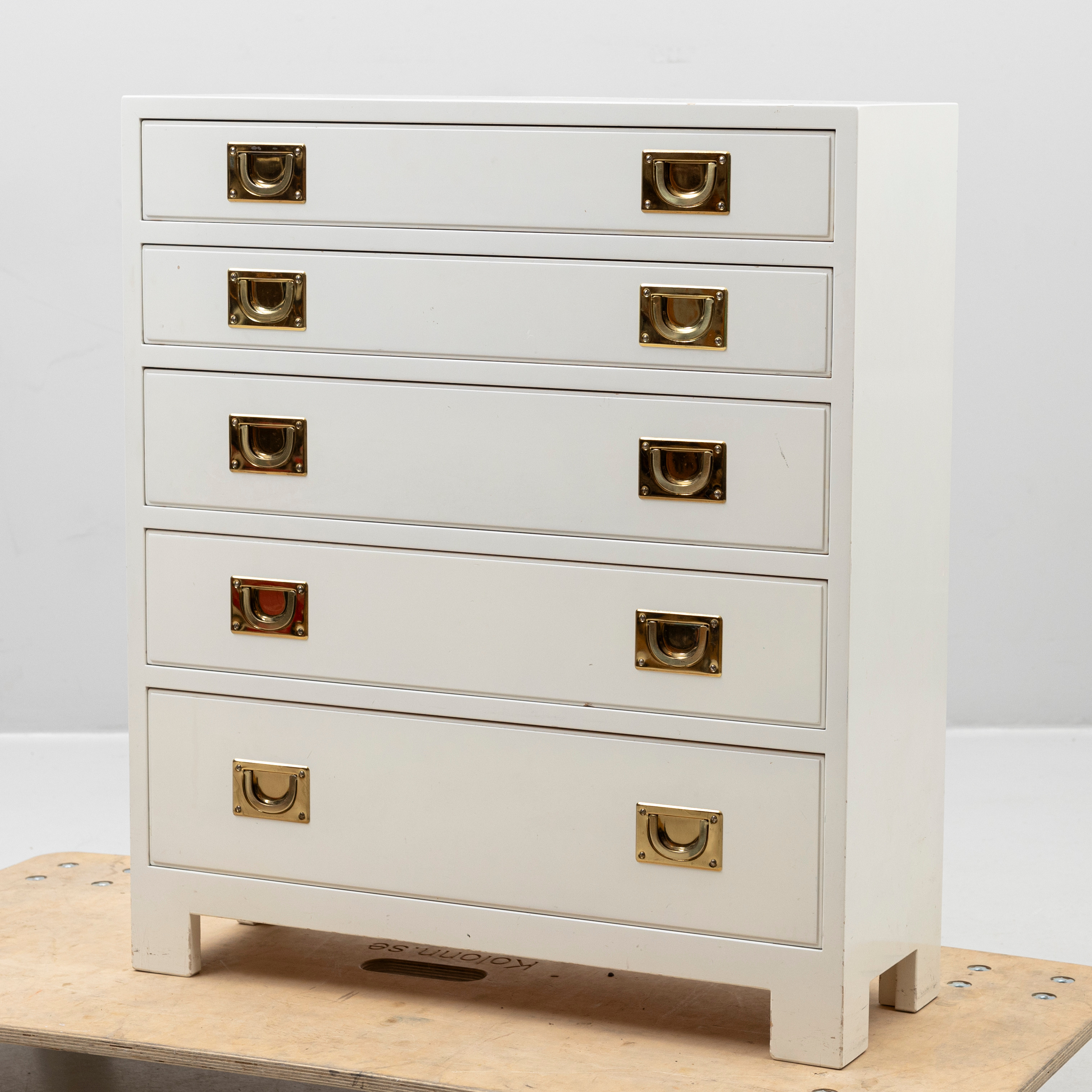 BYRÅ, vitlackerad, Ove Feuk för NK, 1960/70-tal.