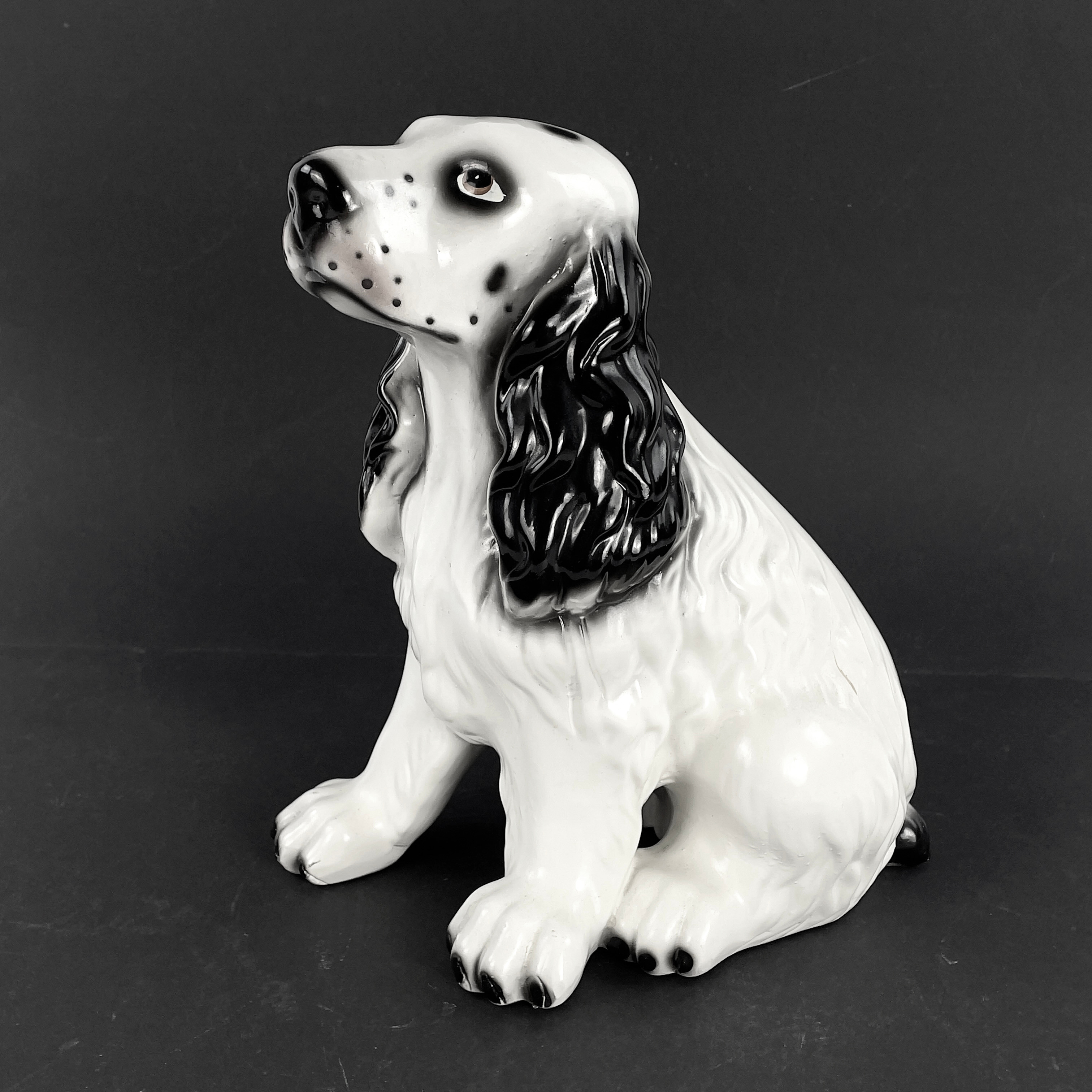 FIGURIN. Bemålat gips, i form av cockerspaniel, 1900-tal.