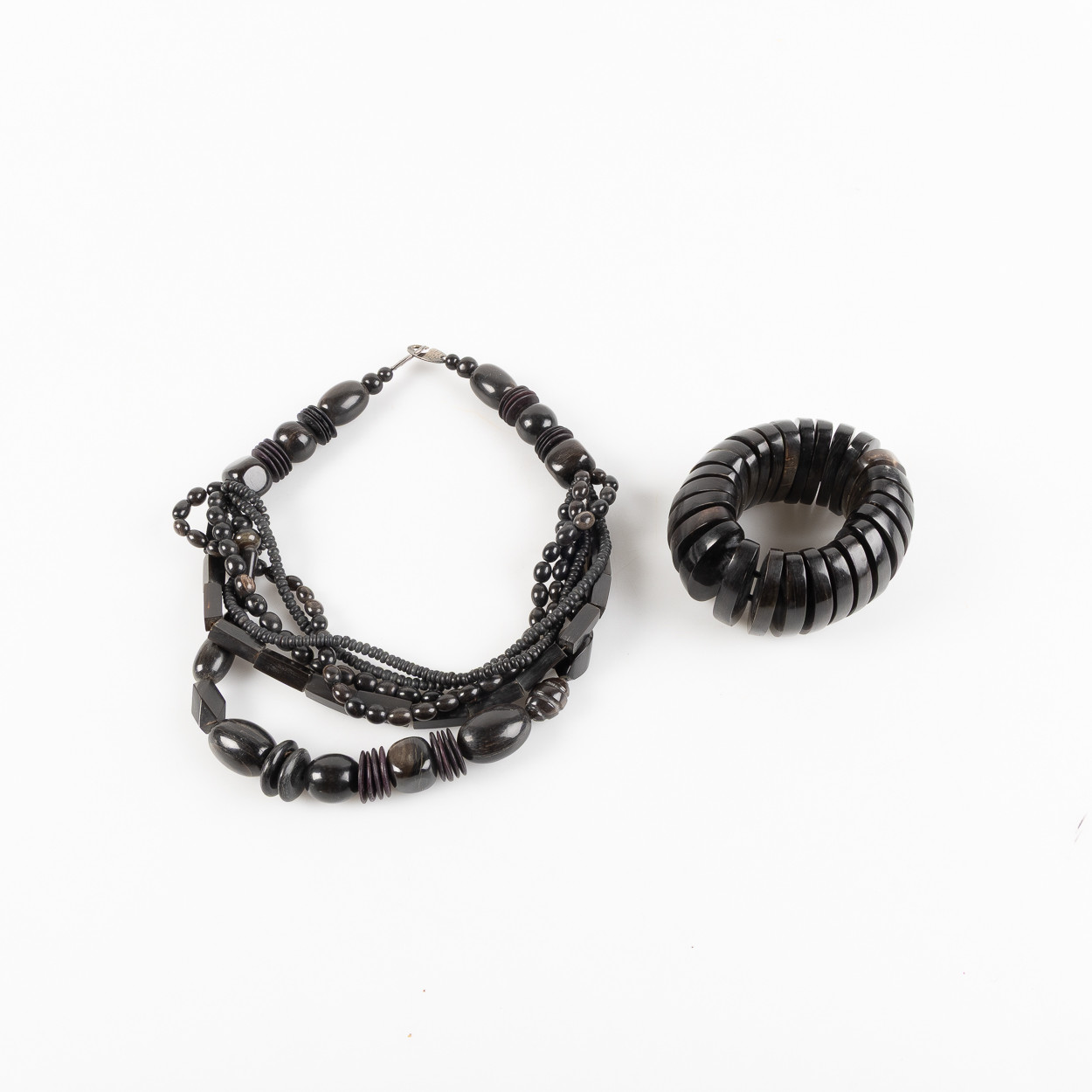 ARMBAND och COLLIER, horn, Gerda Lynggaard, Monies Copenhagen, 1980/90.