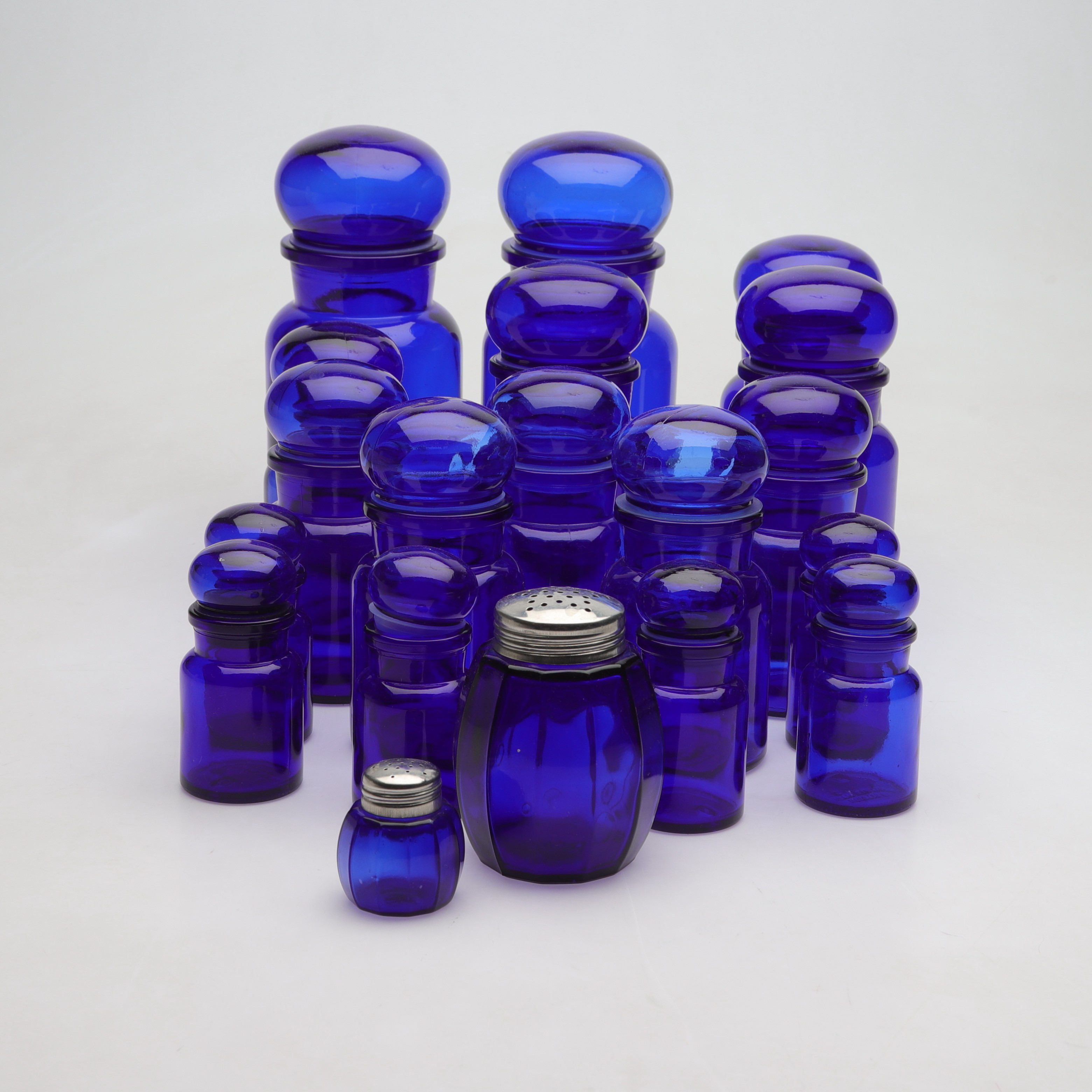 APOTEKSBURKAR, ca 19 delar, parti, blått glas, Belgien.