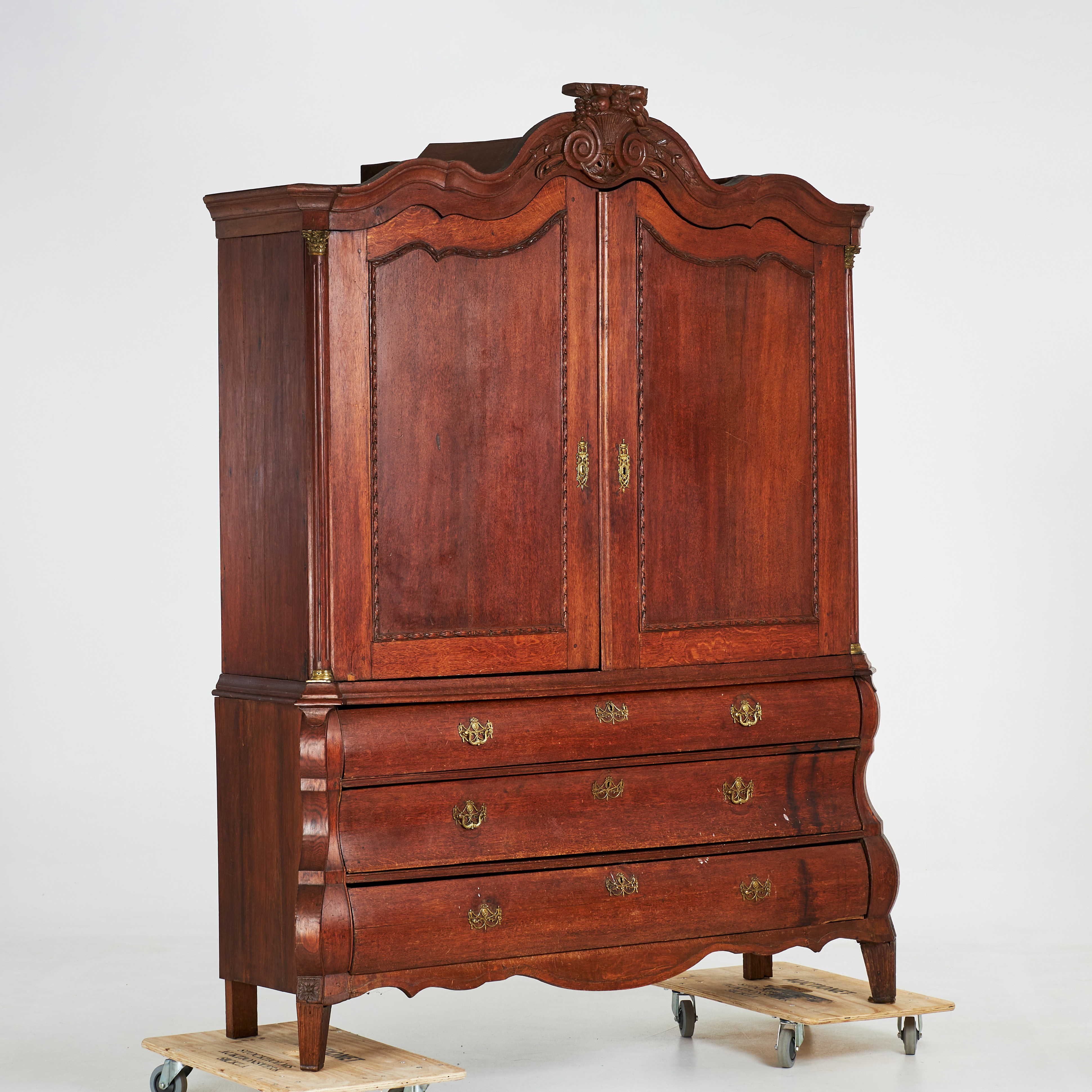 SALSSKÅP. 1700-tal, ek, träskuren dekor, beslag i mässing, kannelerade ben.