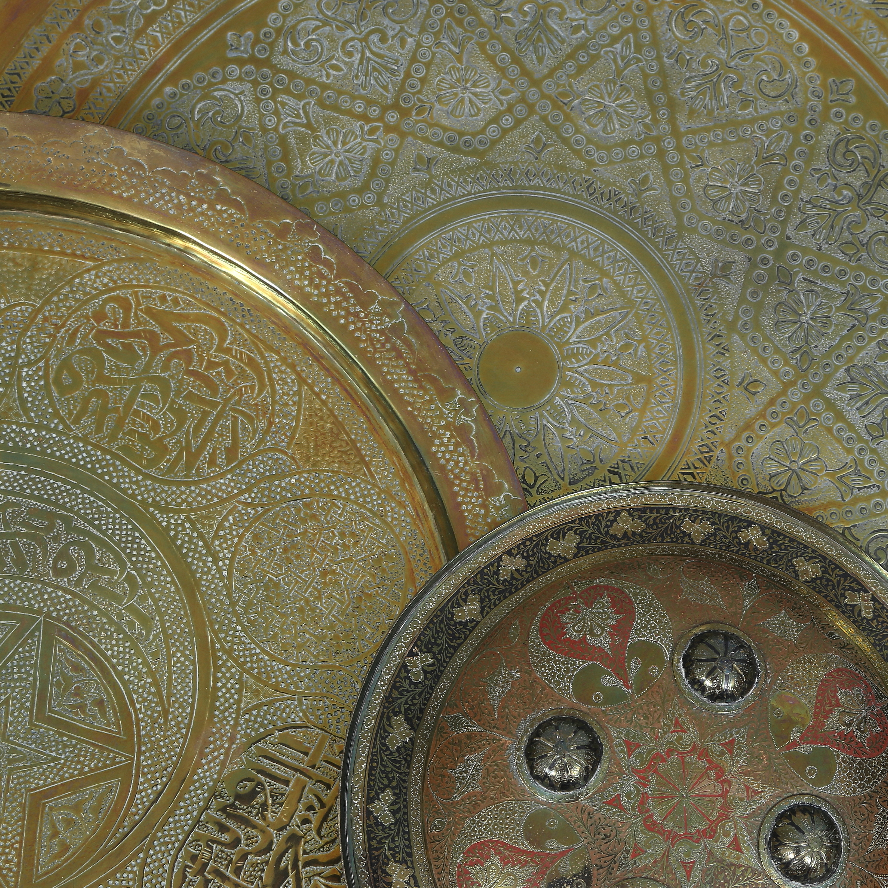 BRICKOR, 2 st samt SKÖLD, orientaliska.