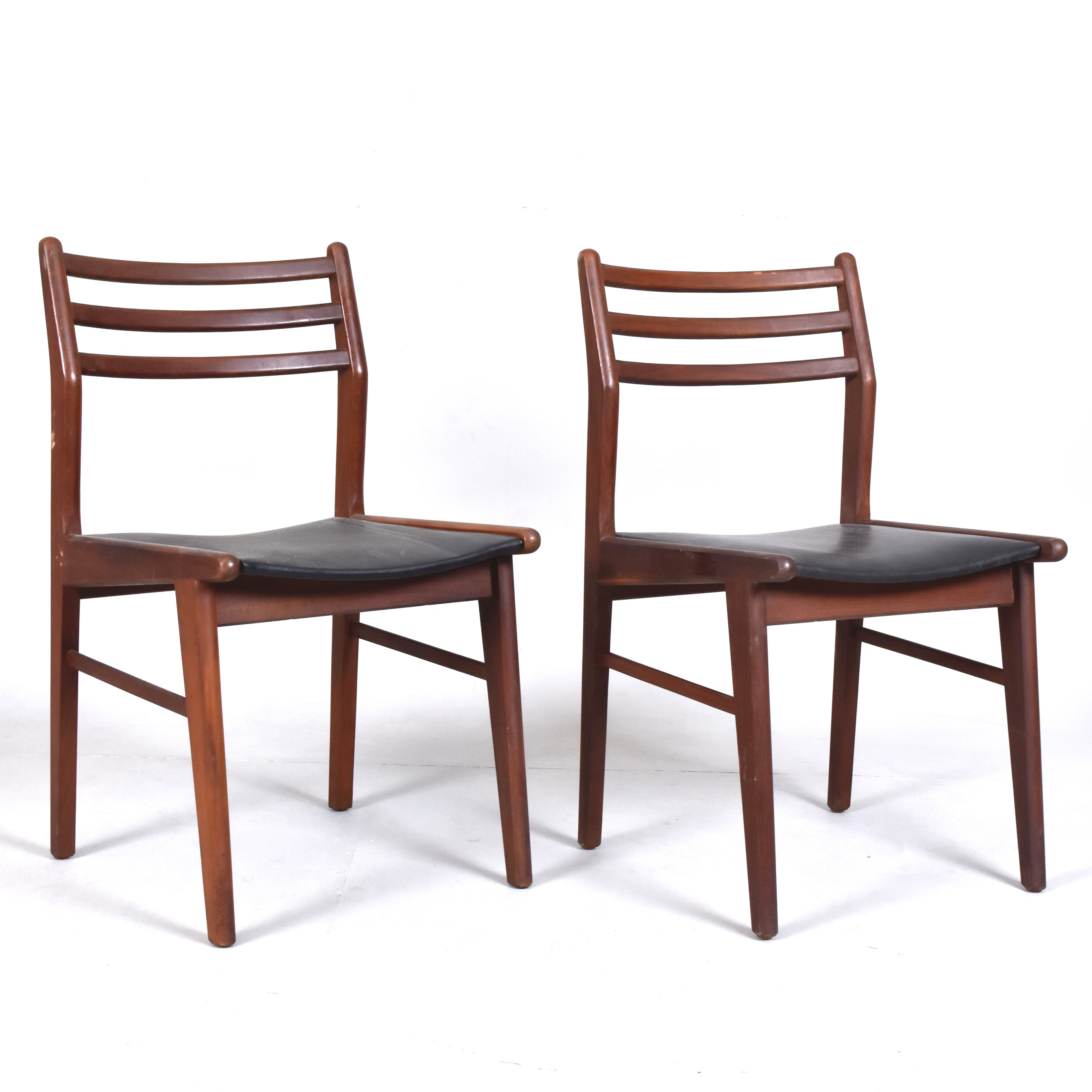 MOGENS HANSEN. stolar, 1 par, teak med svart konstläderklädsel.