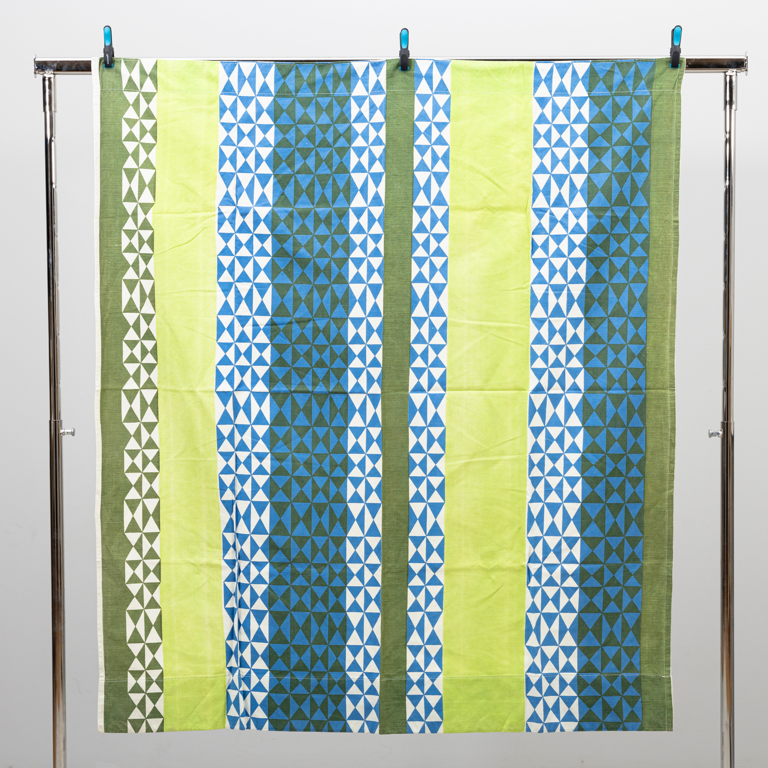 VIOLA GRÅSTEN. ett par, "Bambino" gardinlänger, NK.