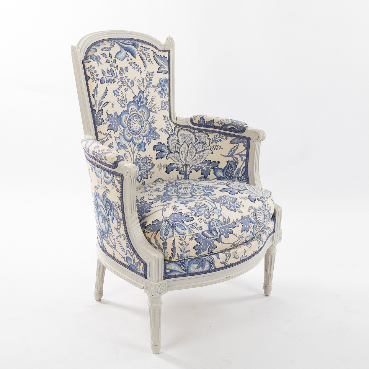 BERGERÉ, Louis XVI, 1700-talets slut, Frankrike, målad trästomme, klädd med mönstrat tyg.