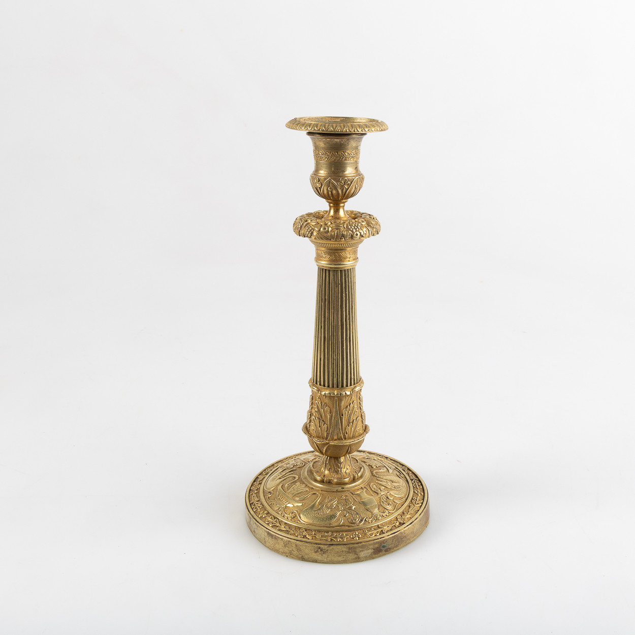 LJUSSTAKE, empire, 1800-talets början, Frankrike, brons med dekor av bl.a. amforas, svanar och frukter.