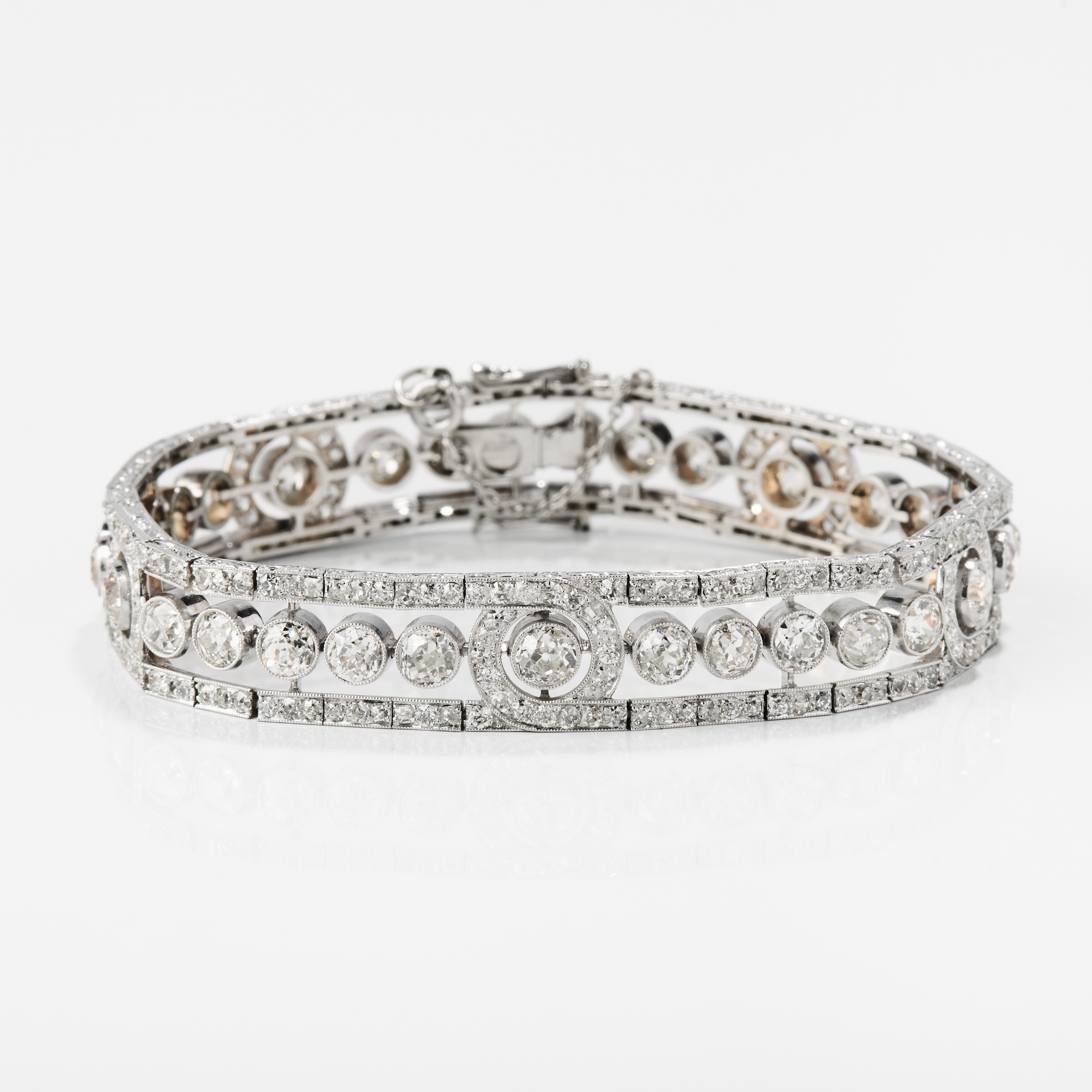 ARMBAND, platina med diamanter, Art Déco, otydlig mästarstämpel, möjligen Köchert, Wien, 1920-tal.