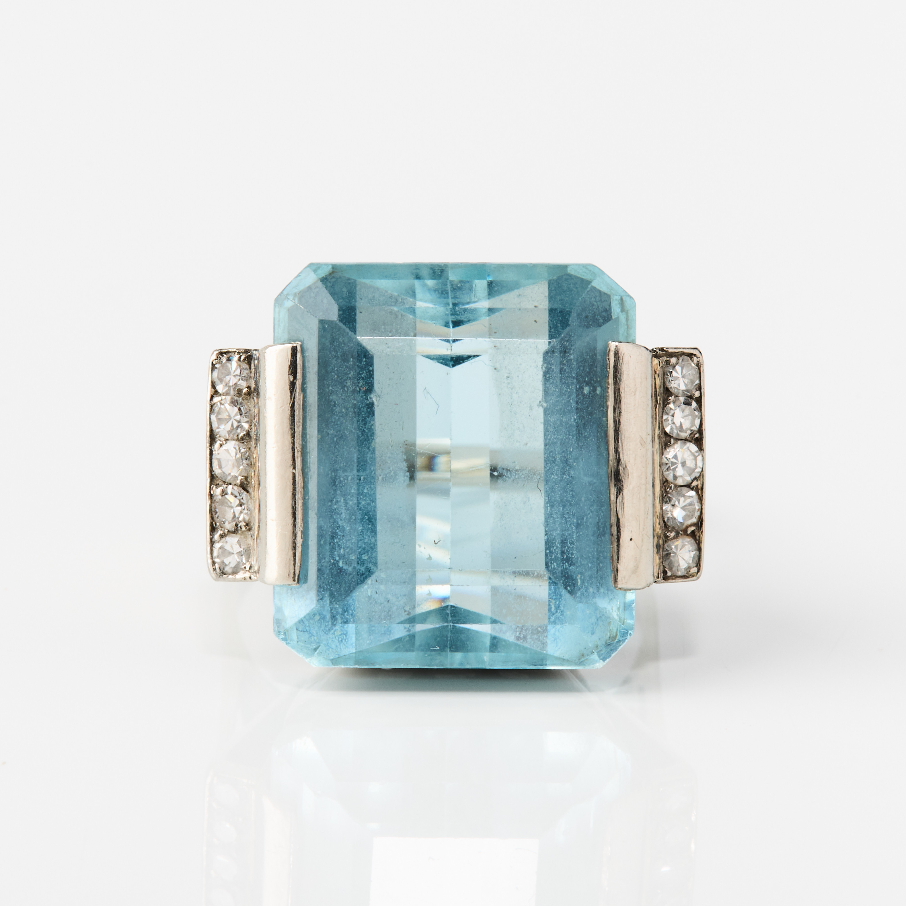 RING, 18K vitguld med en akvamarin, Retro, Owen & Larsson, Stockholm 1946.