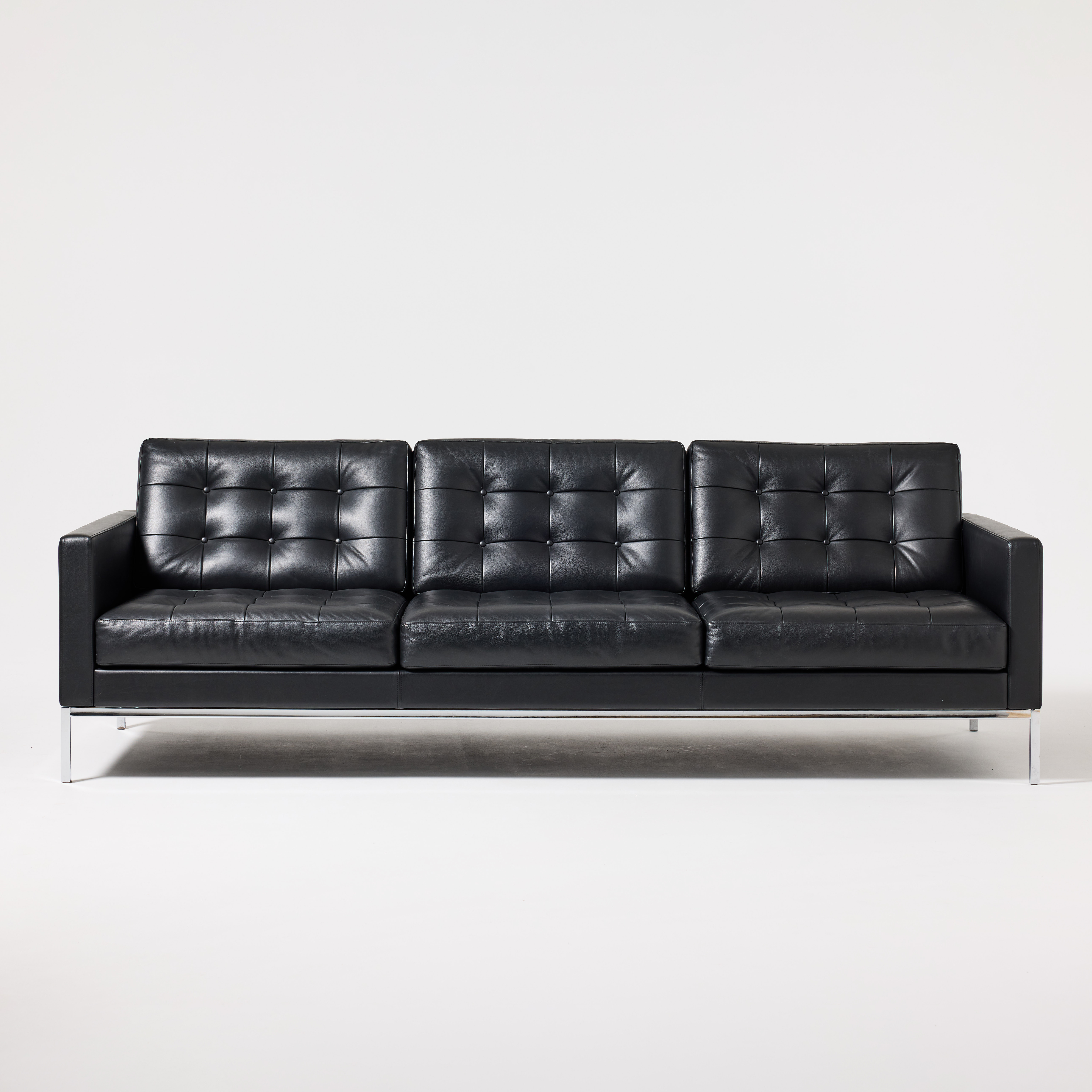 FLORENCE KNOLL. "Relaxed", soffa, KnollStudio, USA, kromat stål och svart läder.