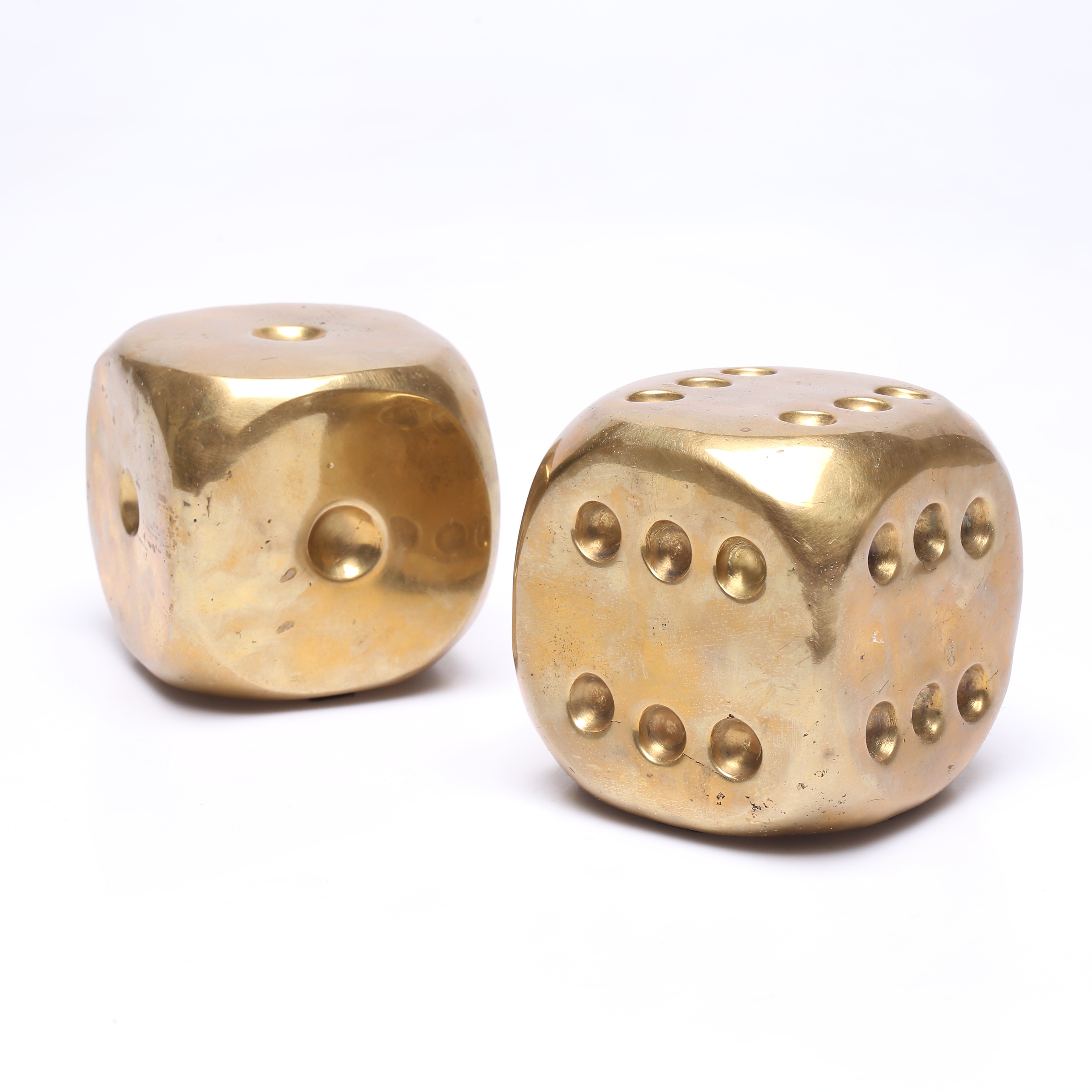 ANDREAS WARGENBRANT. "Craps", (Lucky Seven), 2 st, varav en skultmärkt W 43/99, i form av tärningar.