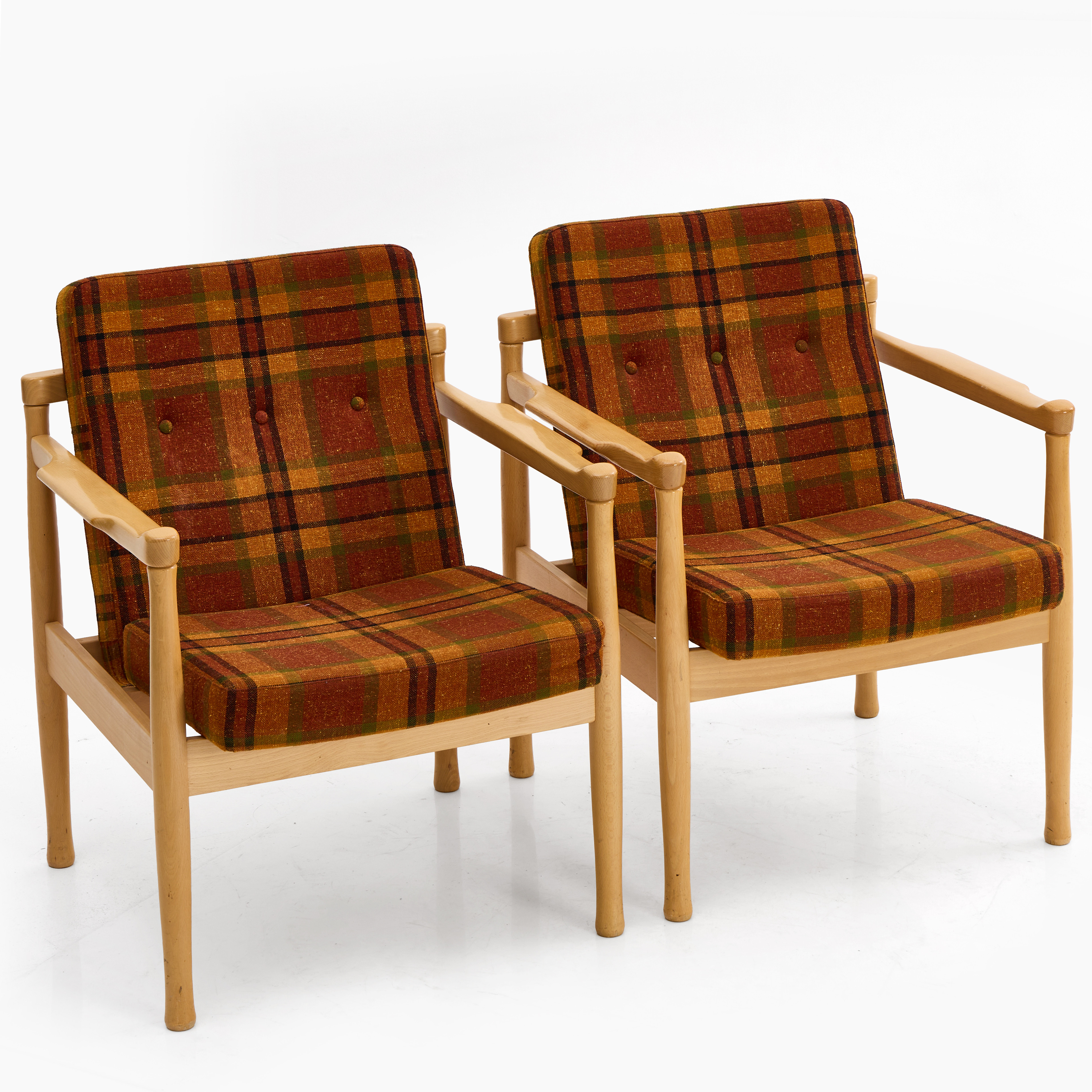 FÅTÖLJER, ett par, Gemla, 1900-talets andra hälft, stomme i bok, polykrom klädsel.