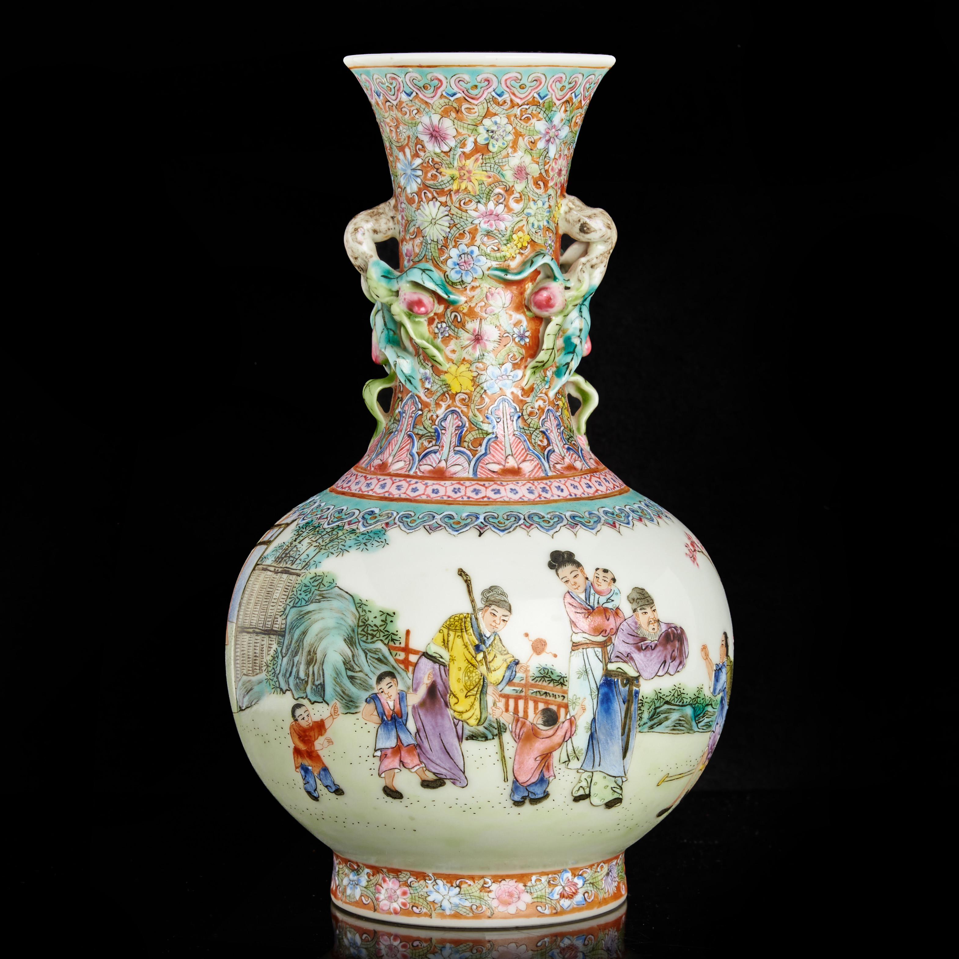 VAS, Kina, porslin, dekor i emaljfärger av figurscen, 1900-talets andra hälft.