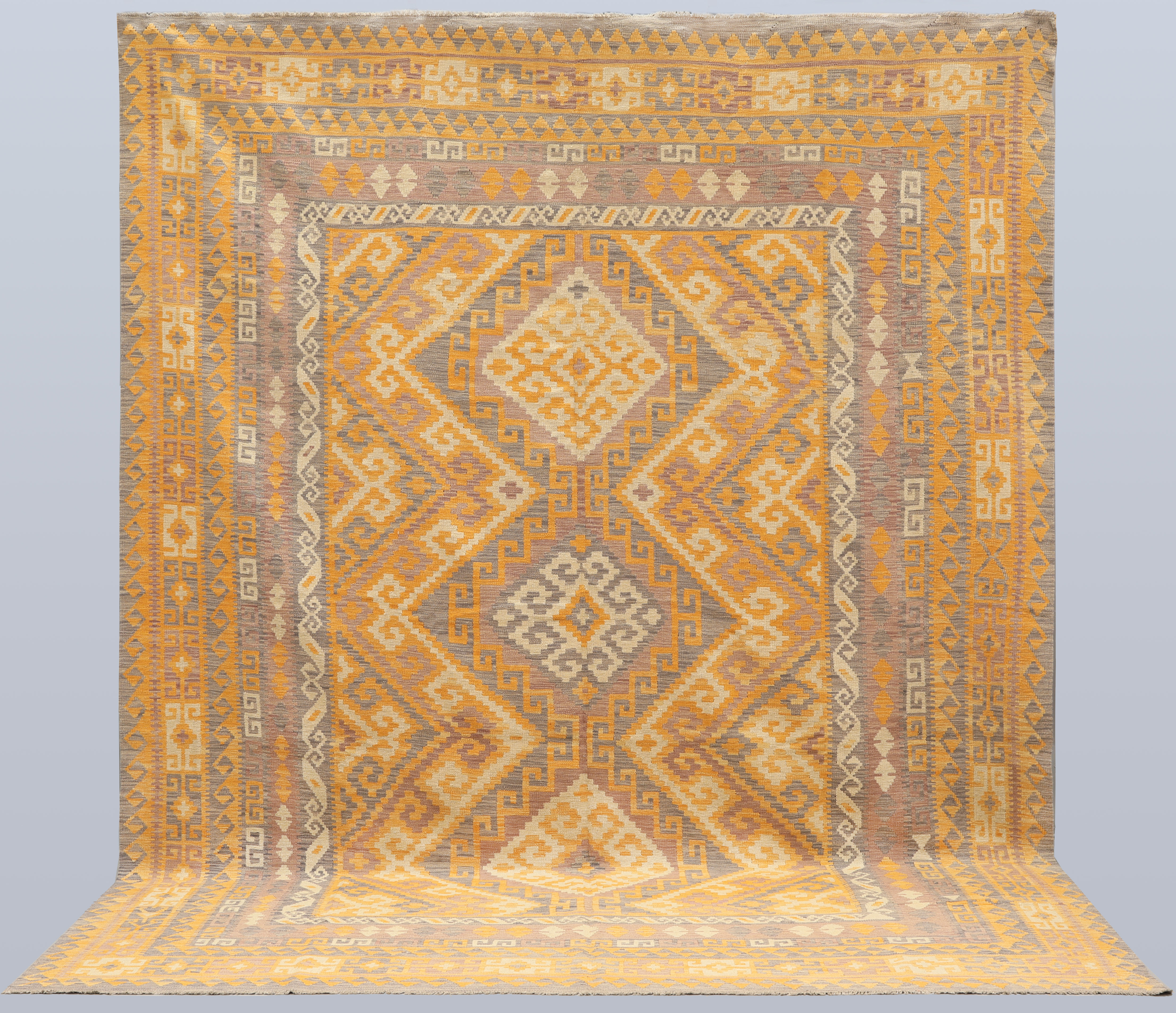 ORIENTMATTA. Kelim klassisk design, 393 x 301 cm.