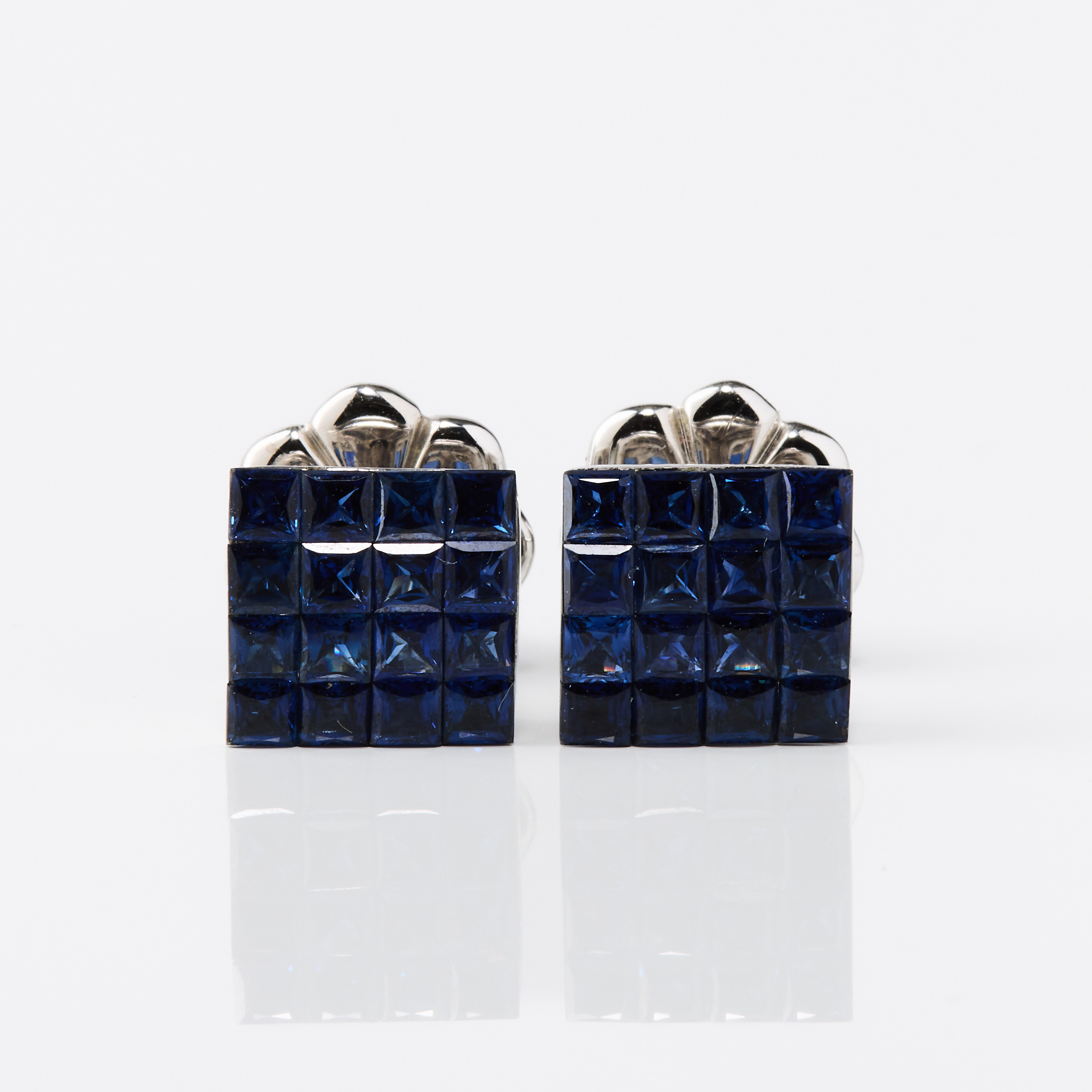 ÖRHÄNGEN, ett par, 18K vitguld med safirer, Susannah Lovis Jewellers, London.