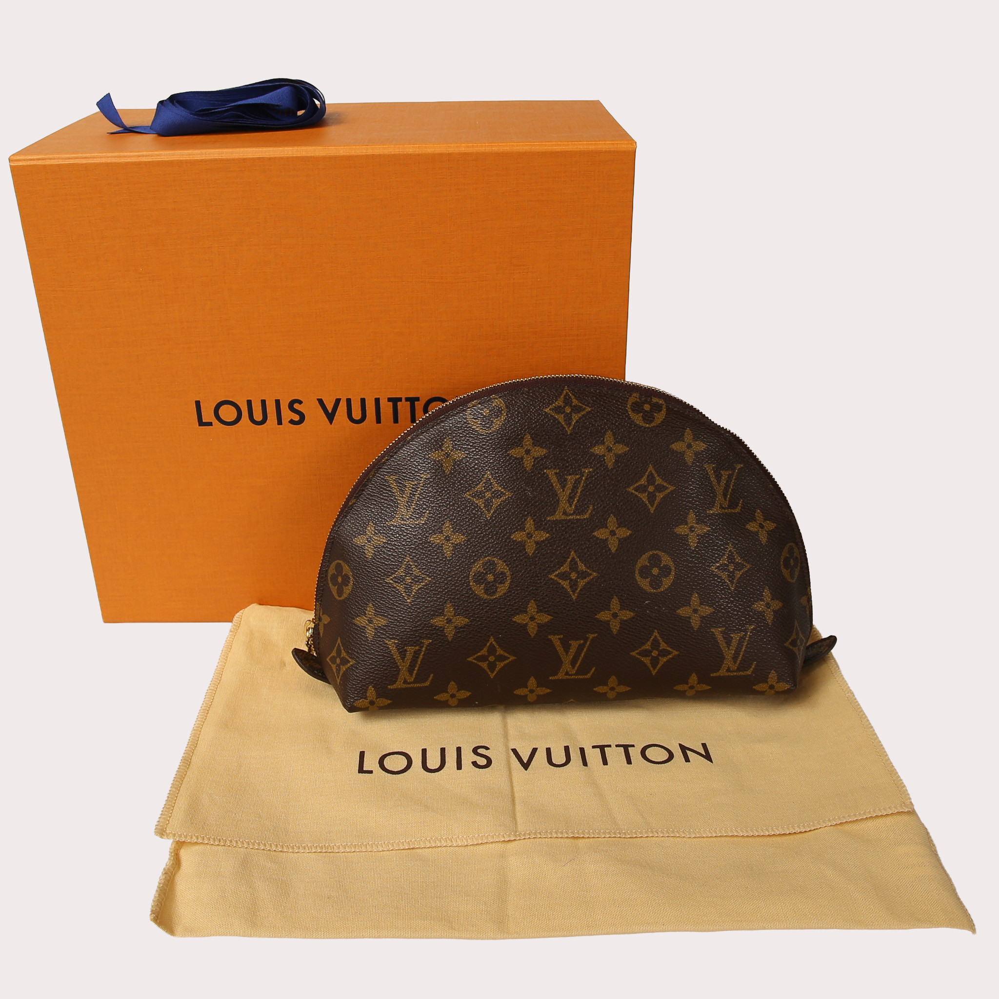 LOUIS VUITTON, necessär, "Pochette cosmétique GM" , monogramcanvas med detaljer i läder och gulmetall.