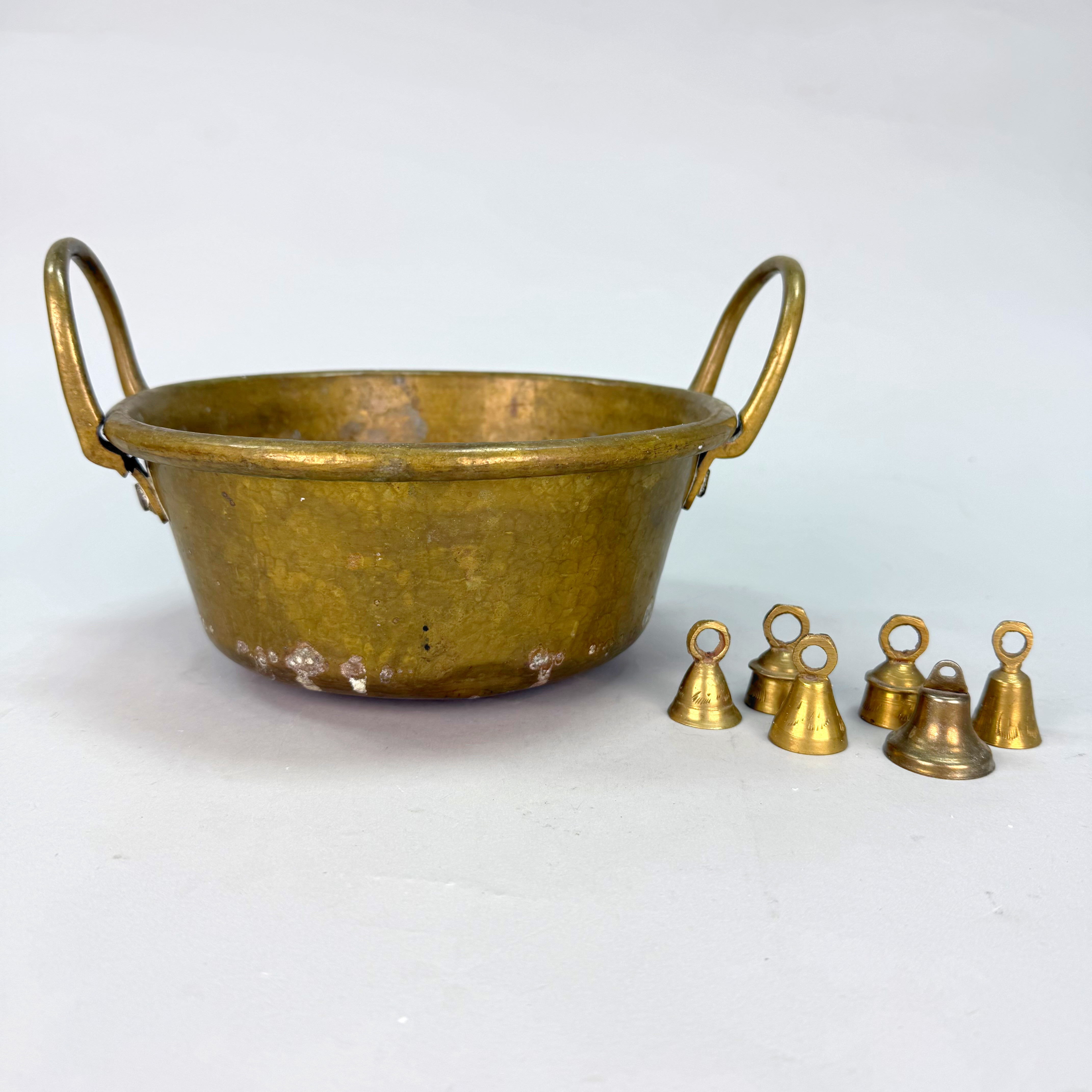 KITTEL & SMÅ KLOCKOR 6 st , mässing, 1900 talet början.