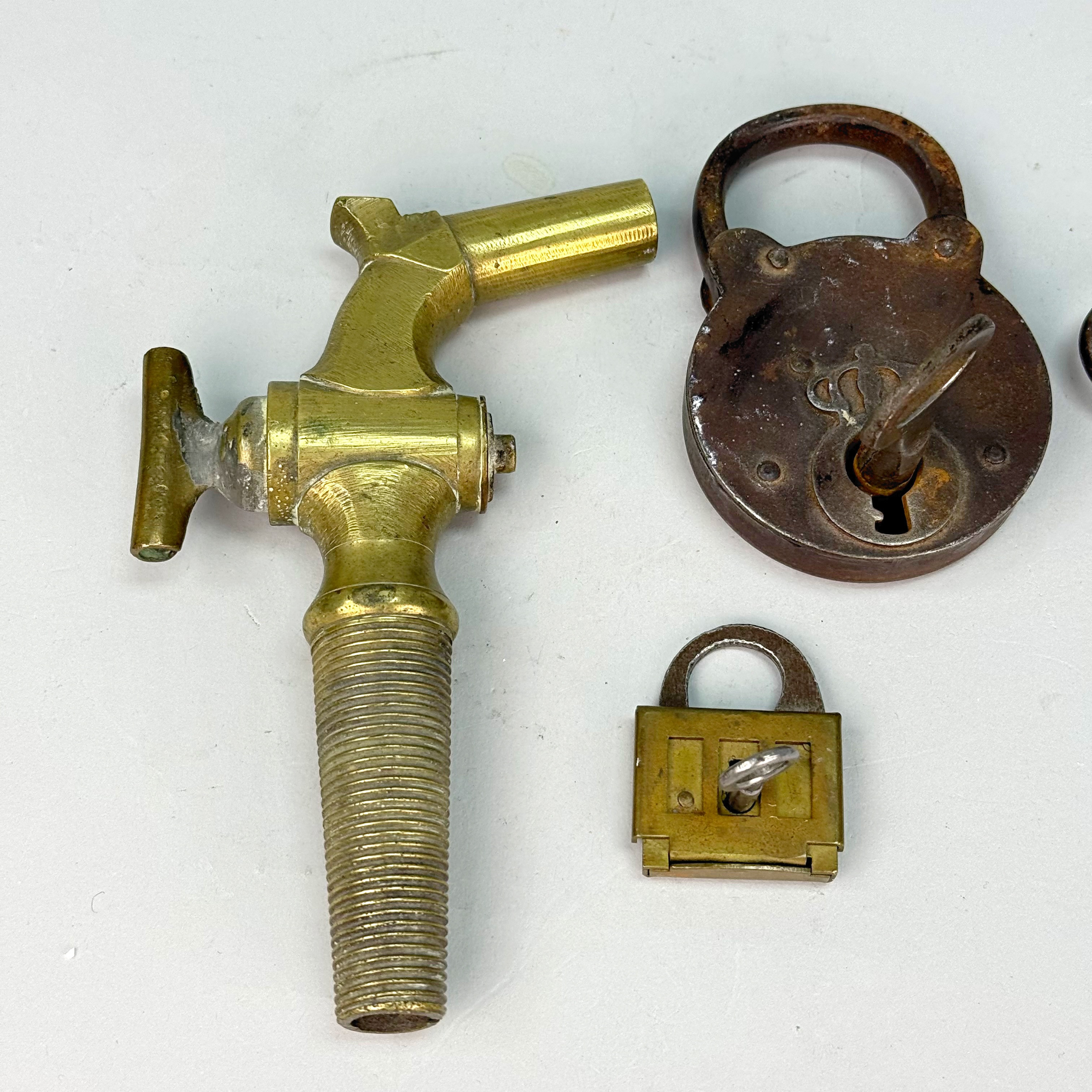 KRAN & LÅS - mässing, metall, 1800 /1900 tal.