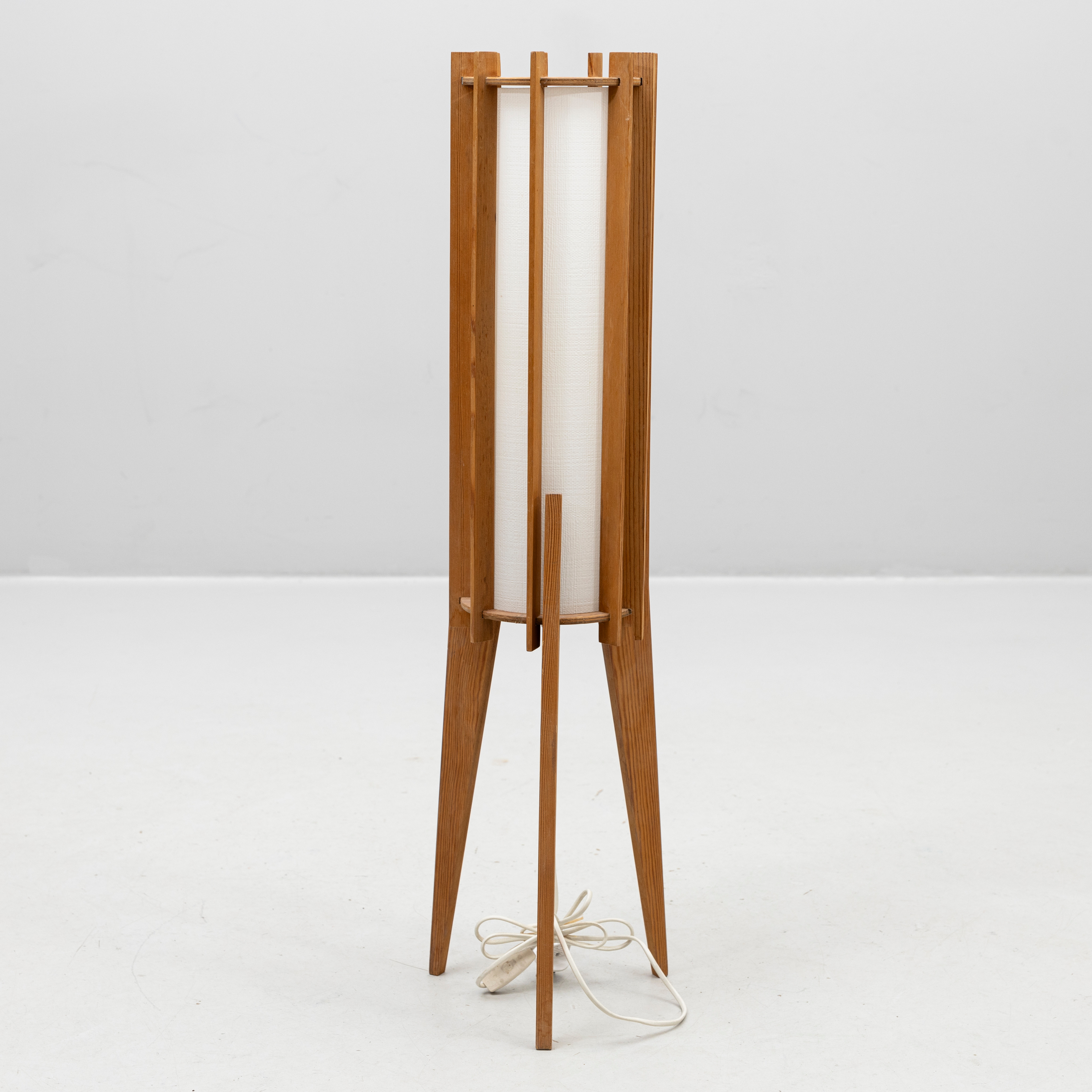 GOLVLAMPA, furu, 1900-talets mitt.