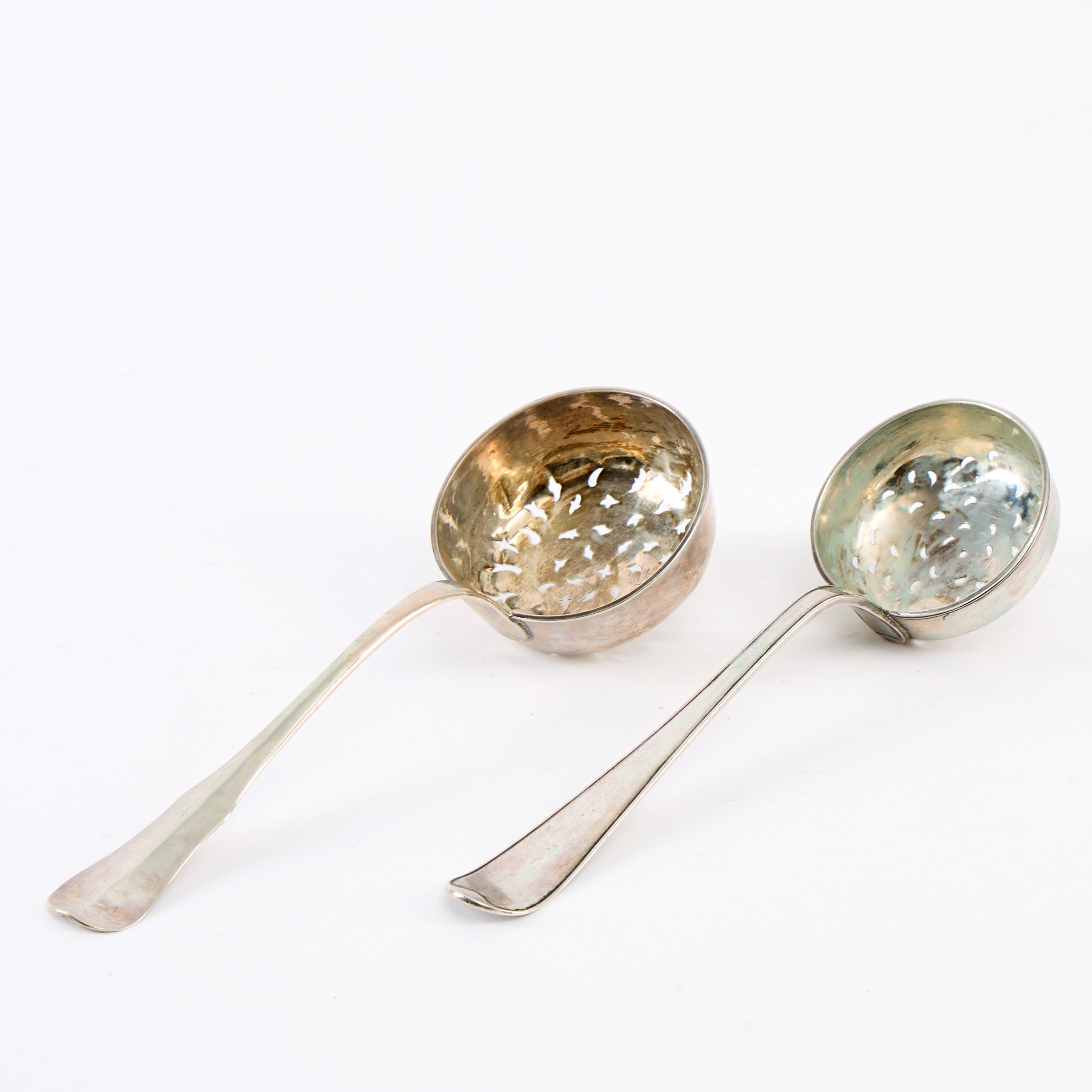 SOCKERSTRÖARE, 2 stycken, en av Erik Hedenberg, Östhammar 1779, den andra av oidentifierad mästare, Sverige 1785.