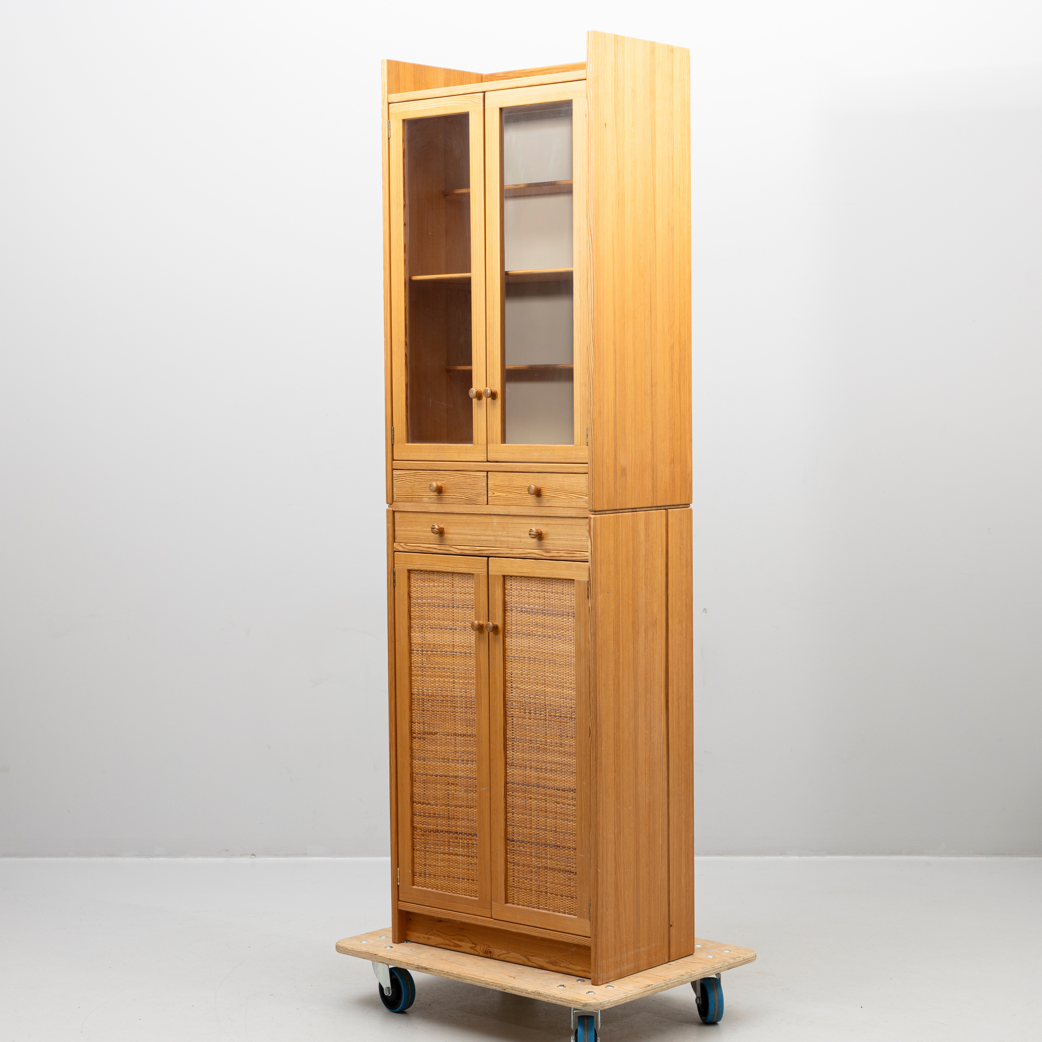 YNGVE EKSTRÖM. Vitrinskåp, "Furubo", furu, omärkt, Swedese, 1900-talets andra hälft.