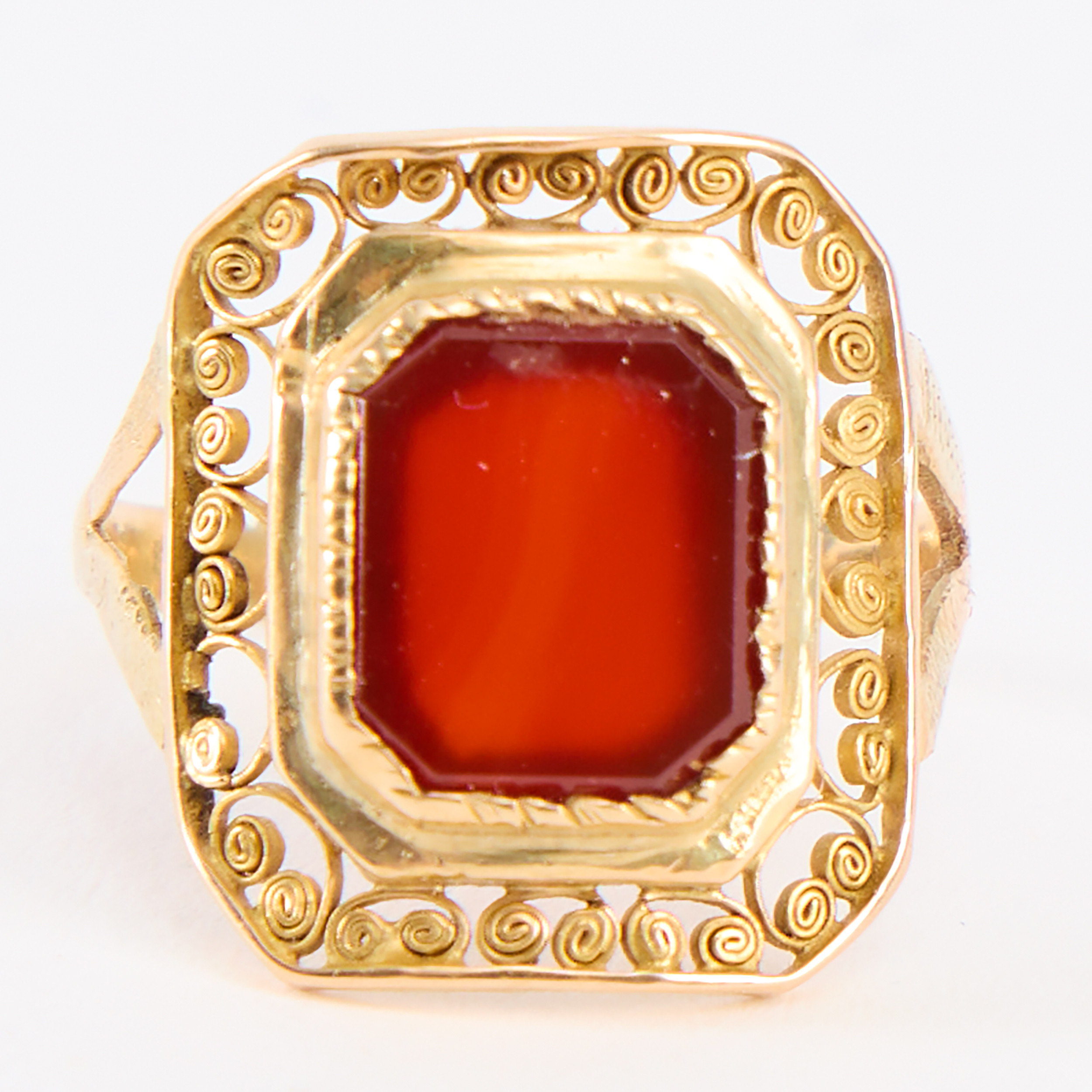 RING, guld, 1800-talets början, filigranarbete med infattad karneol.