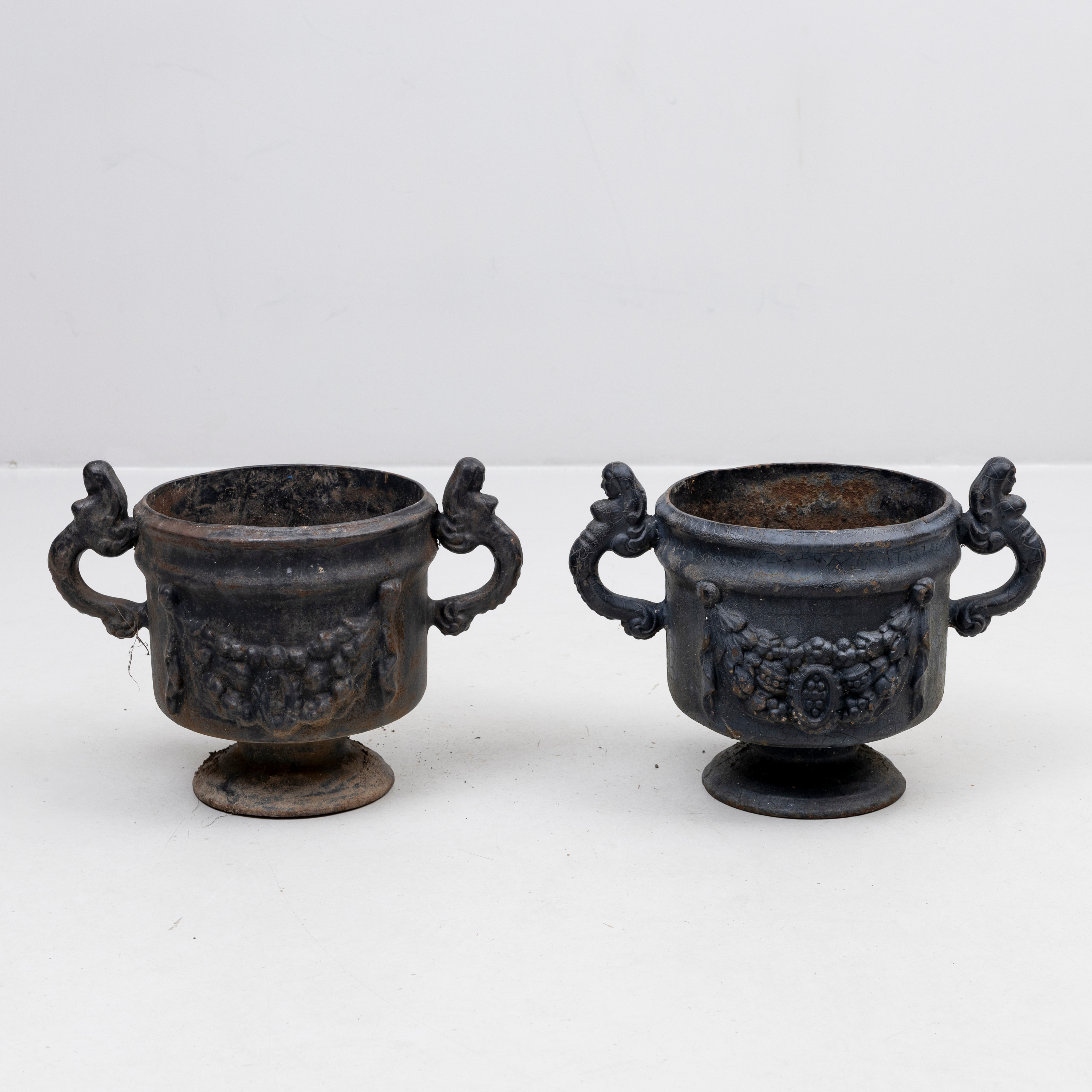 TRÄDGÅRDSURNOR, ett par, Stafsjö bruk, gjutjärn, 1900-tal.