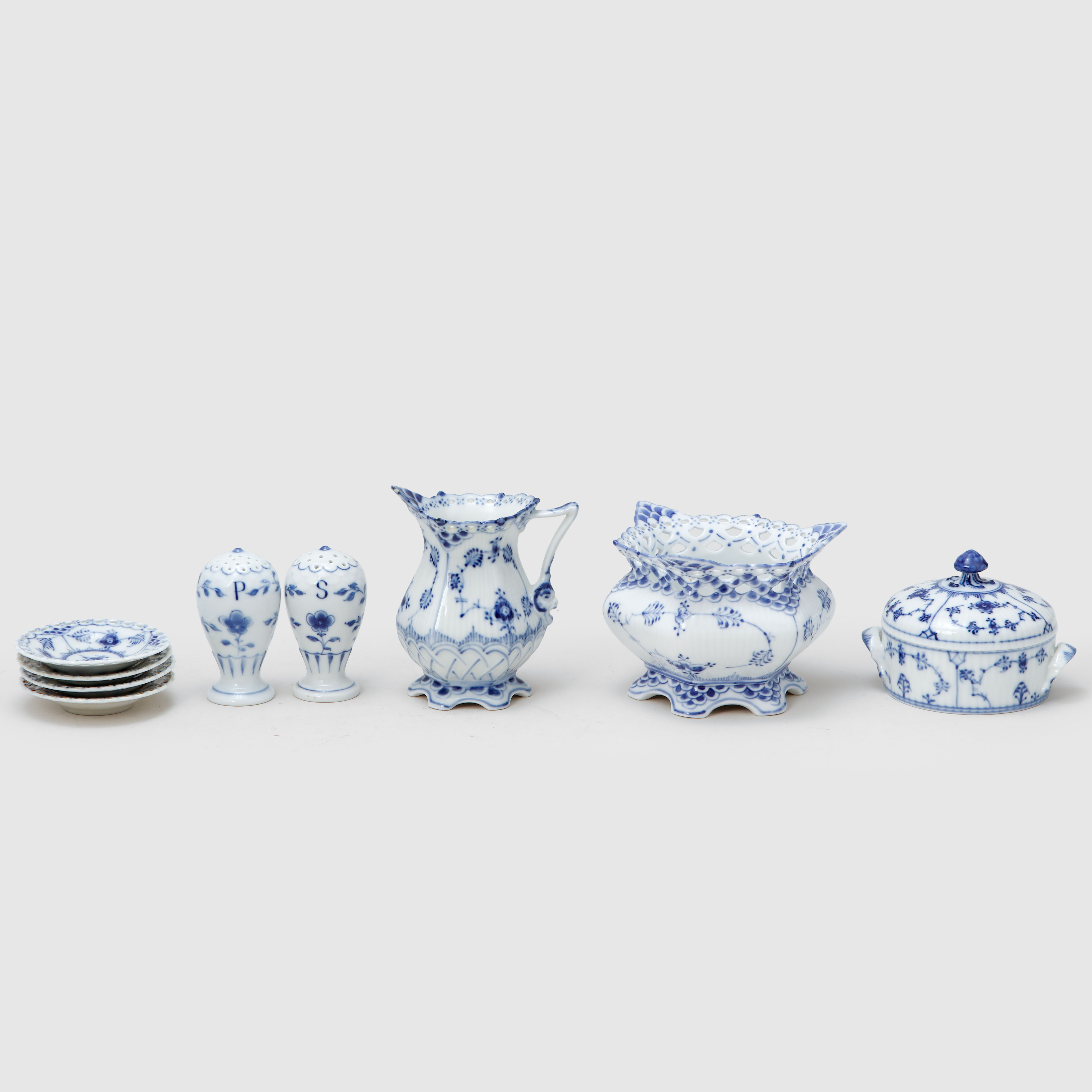 SERVISDELAR, 9 delar, "Musselmalet", Royal Copenhagen samt Bing & Gröndahl.