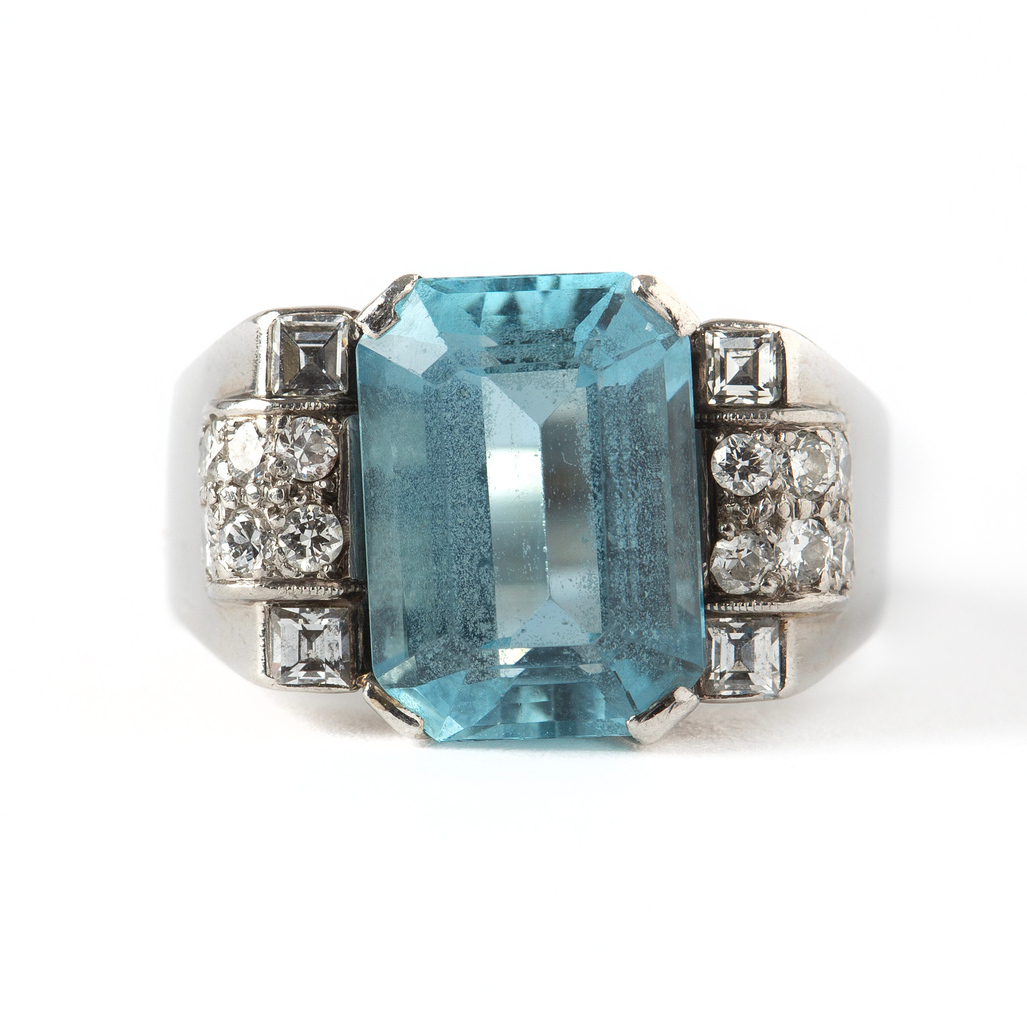 RING, platina med smaragdslipad akvamarin ca 4.45 ct samt carré- och briljantslipade diamanter totalt ca 0.90 ct, K Andersson, Stockholm, 1938.