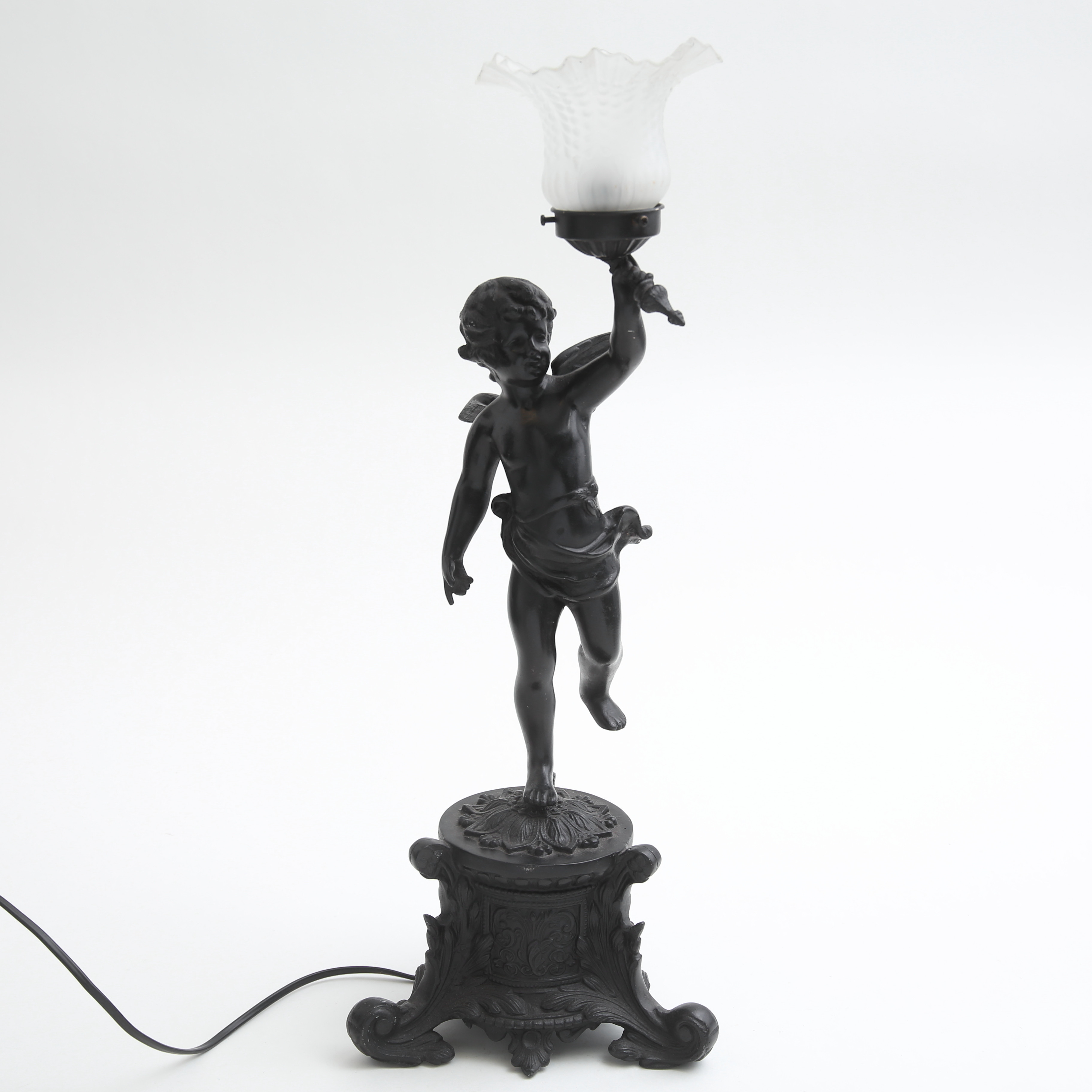 BORDSLAMPA, i form av Putti, patinerad, samtida.