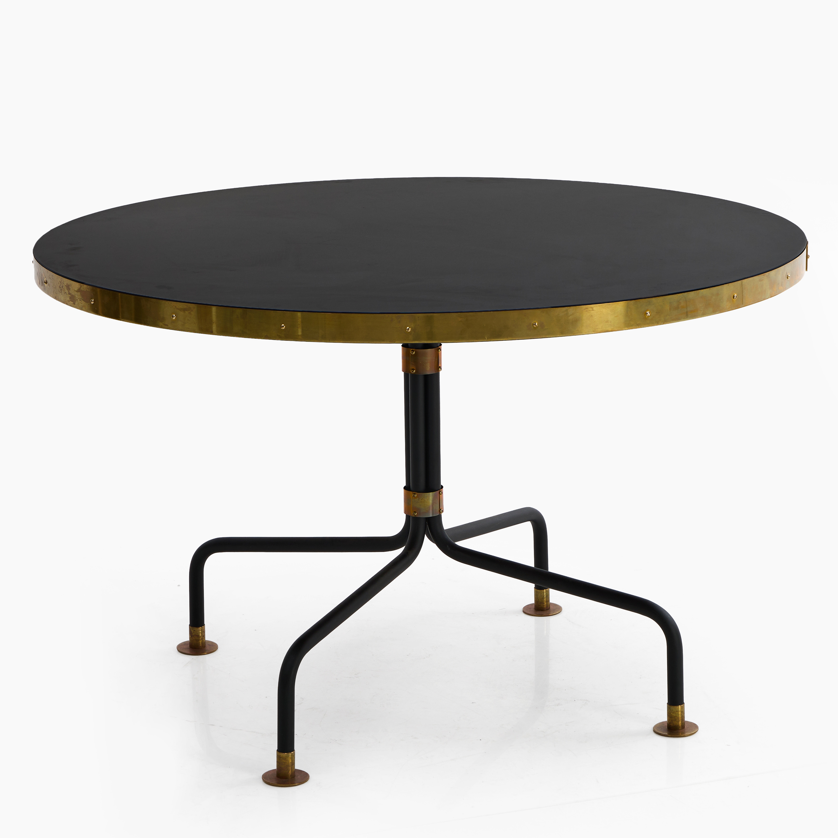 ULF SCHERLIN. Matbord, modell 12, skiva i svart laminat med kant i mässing, svartlackerade stålben med fotavslut i mässing.