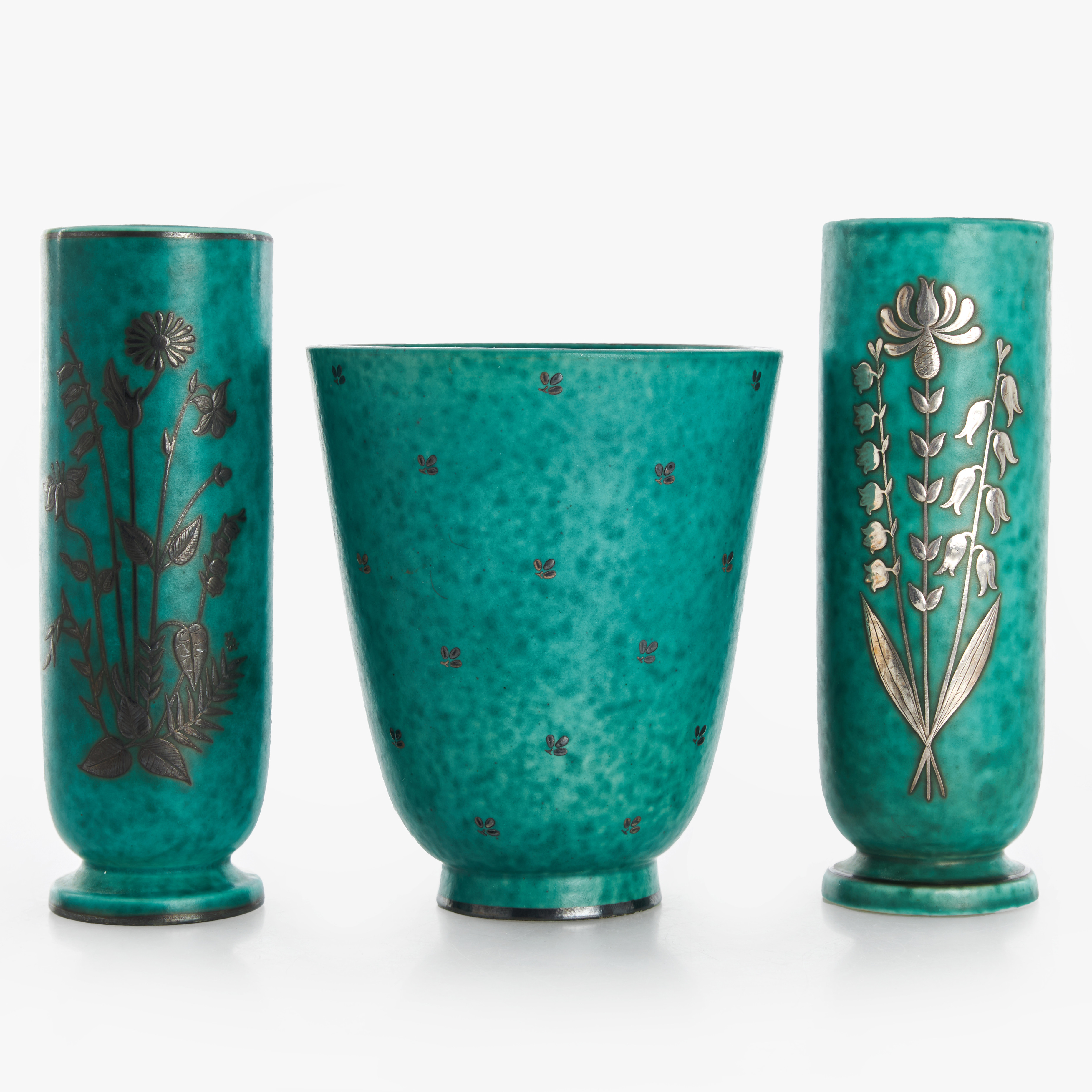 WILHELM KÅGE, vaser, 3 st, "Argenta", stengods med grön glasyr, blomsterdekor i silver, Gustavsberg, 1900-talets mitt/andra hälft.