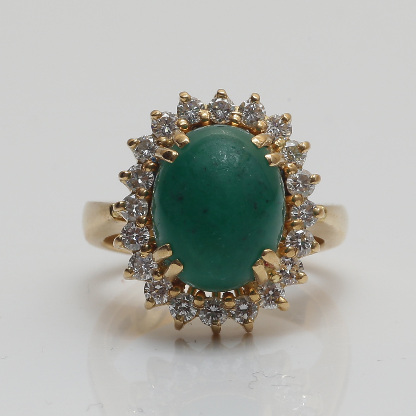 18K GULDRING, CENTRERAD SMARAGD, KRANS AV 20 DIAMANTER, Z10 (1998) KHAZZOUM STOCKHOLM.