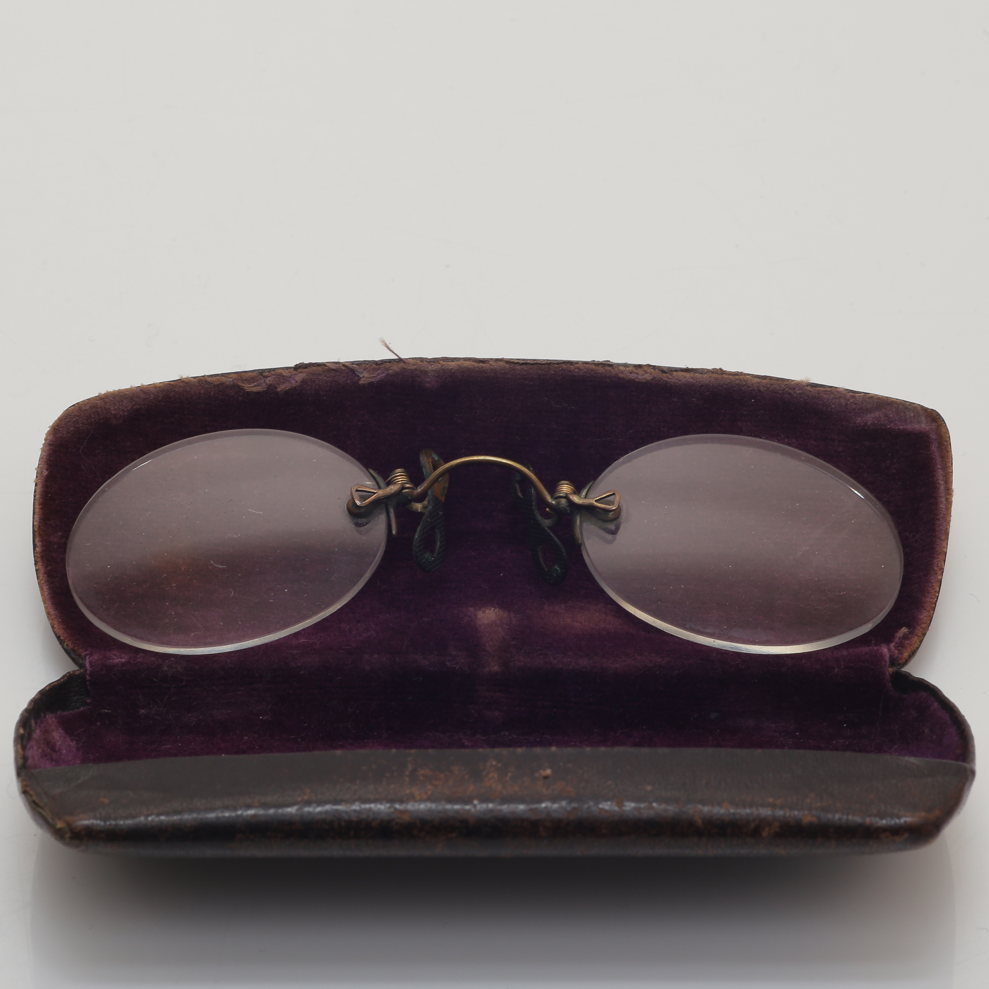 PINCENÉ, NÄSGLASÖGON I ORIGINALETUI, 1800-TAL.