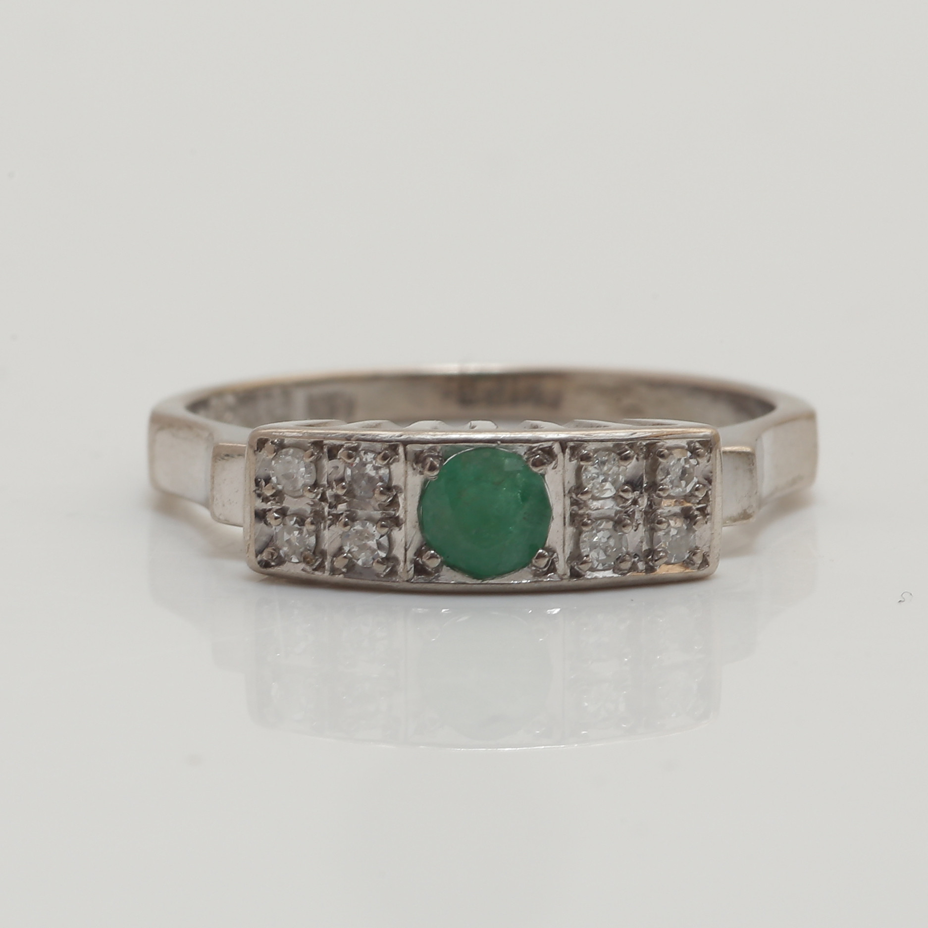 DIAMANTRING, 18K VITGULD, CENTRERAD SMARAGD, 8 DIAMANTER, R9 (1967) SVEDBOM, VETLANDA.