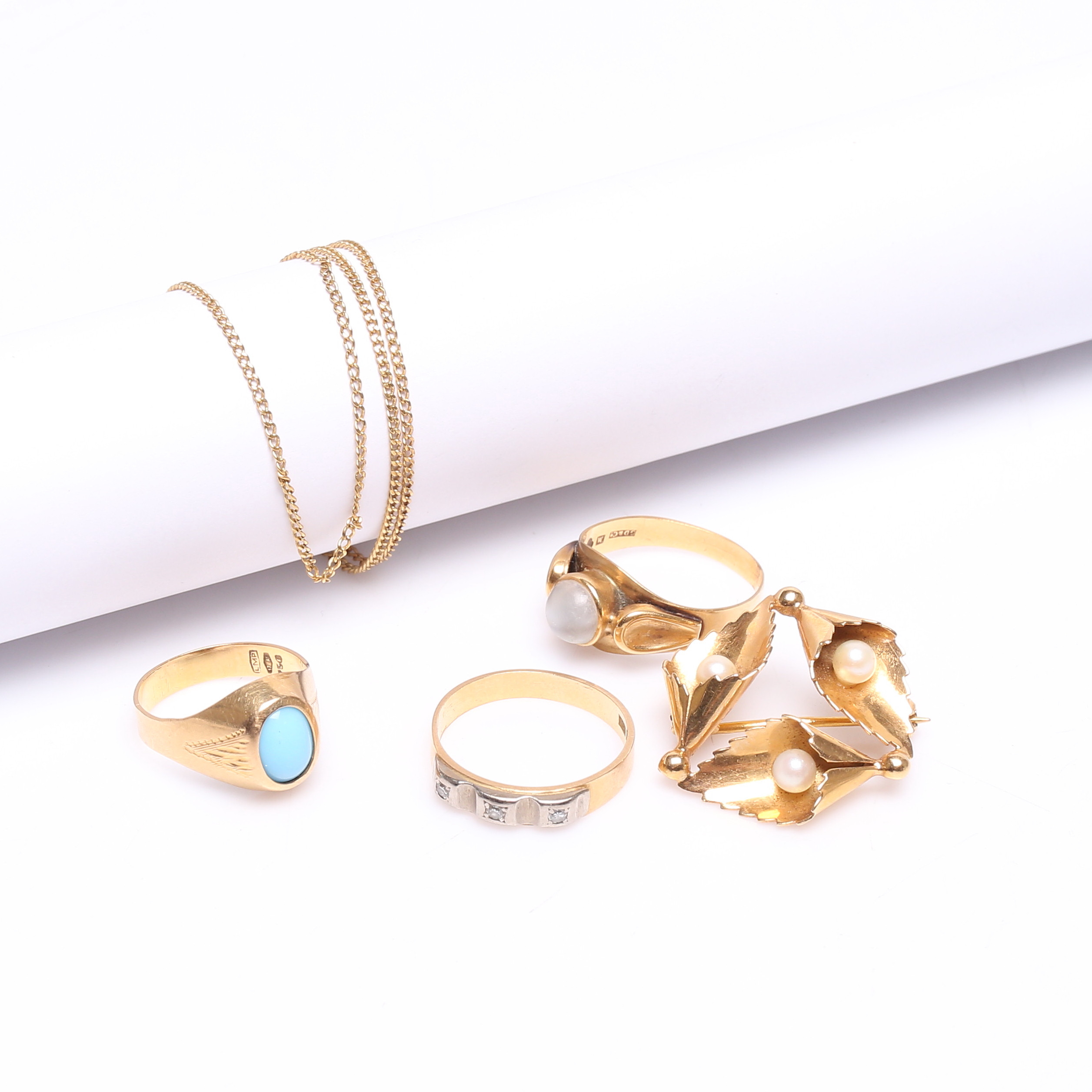 3 RINGAR, BROSCH samt HALSKEDJA, 18k, Guld, vikt cirka 13,6 gram.