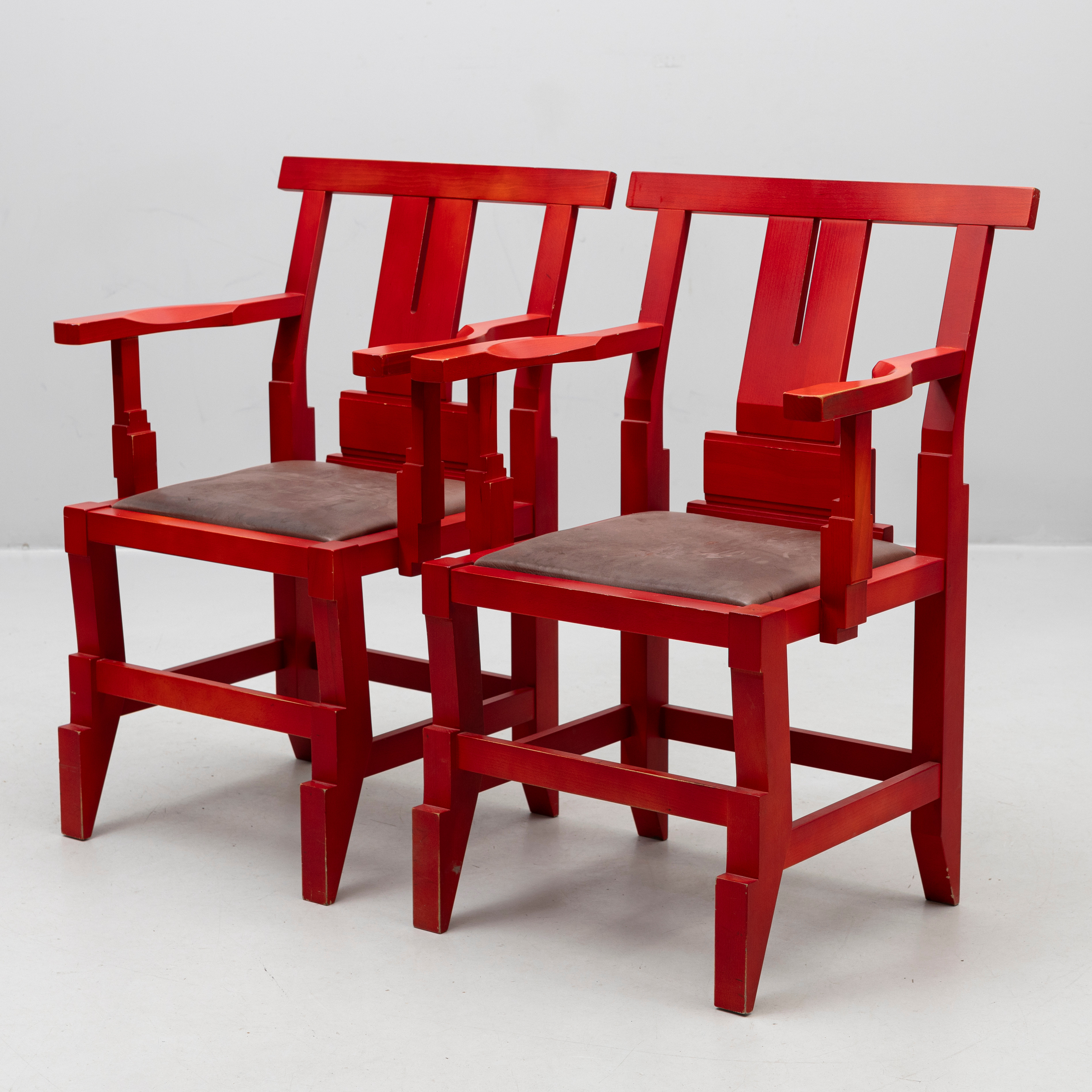 JOHN KANDELL. Karmstolar, ett par, "Solitär", Källemo, rödbetsat trä, formgiven 1986.