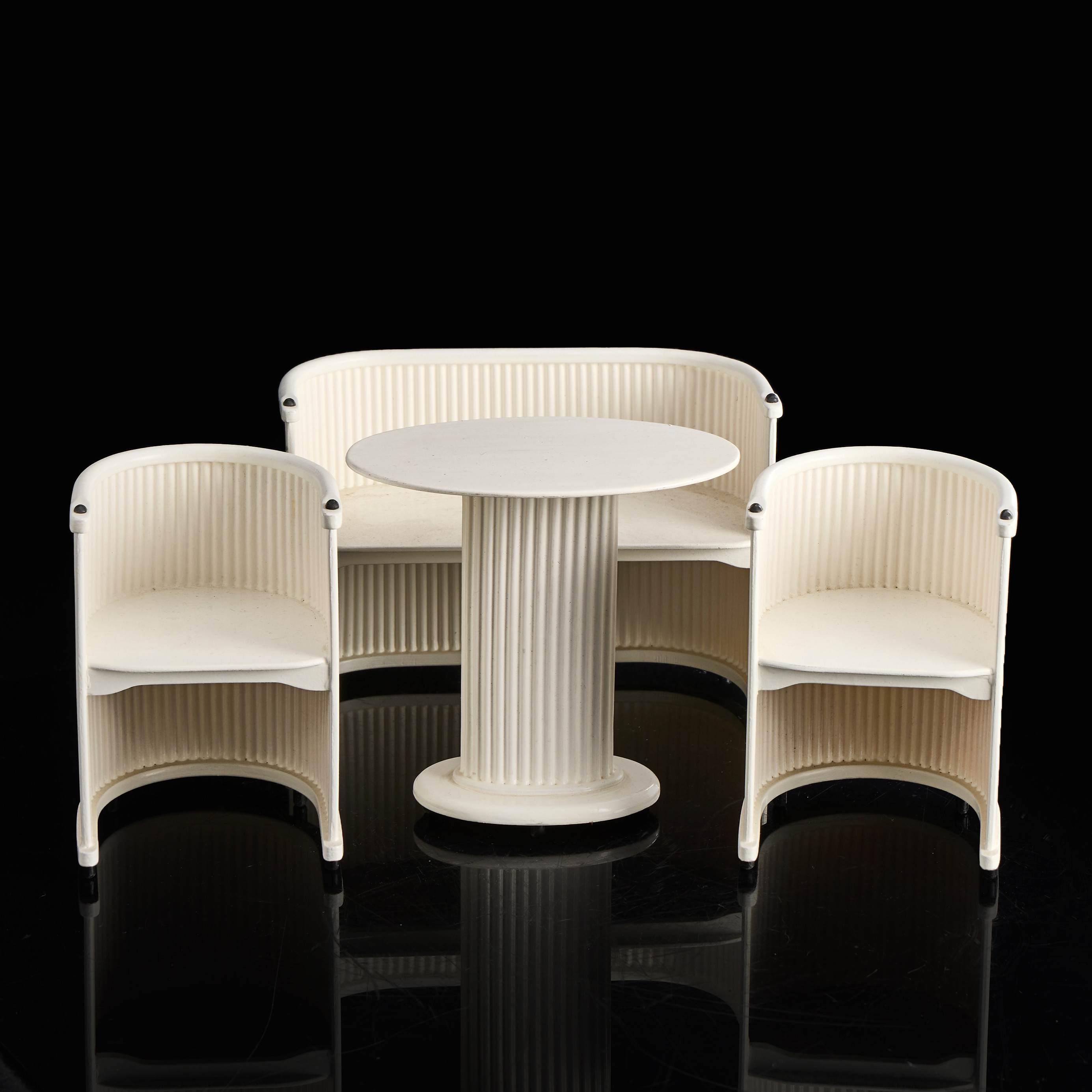 HANS GÜNTHER REINSTEIN (1880–1938). EFTER. Salongsgrupp, miniatyr (4 delar), modell formgiven 1908, stämpelmärkt, "Galerie Ambiente Miniatur", Wien.